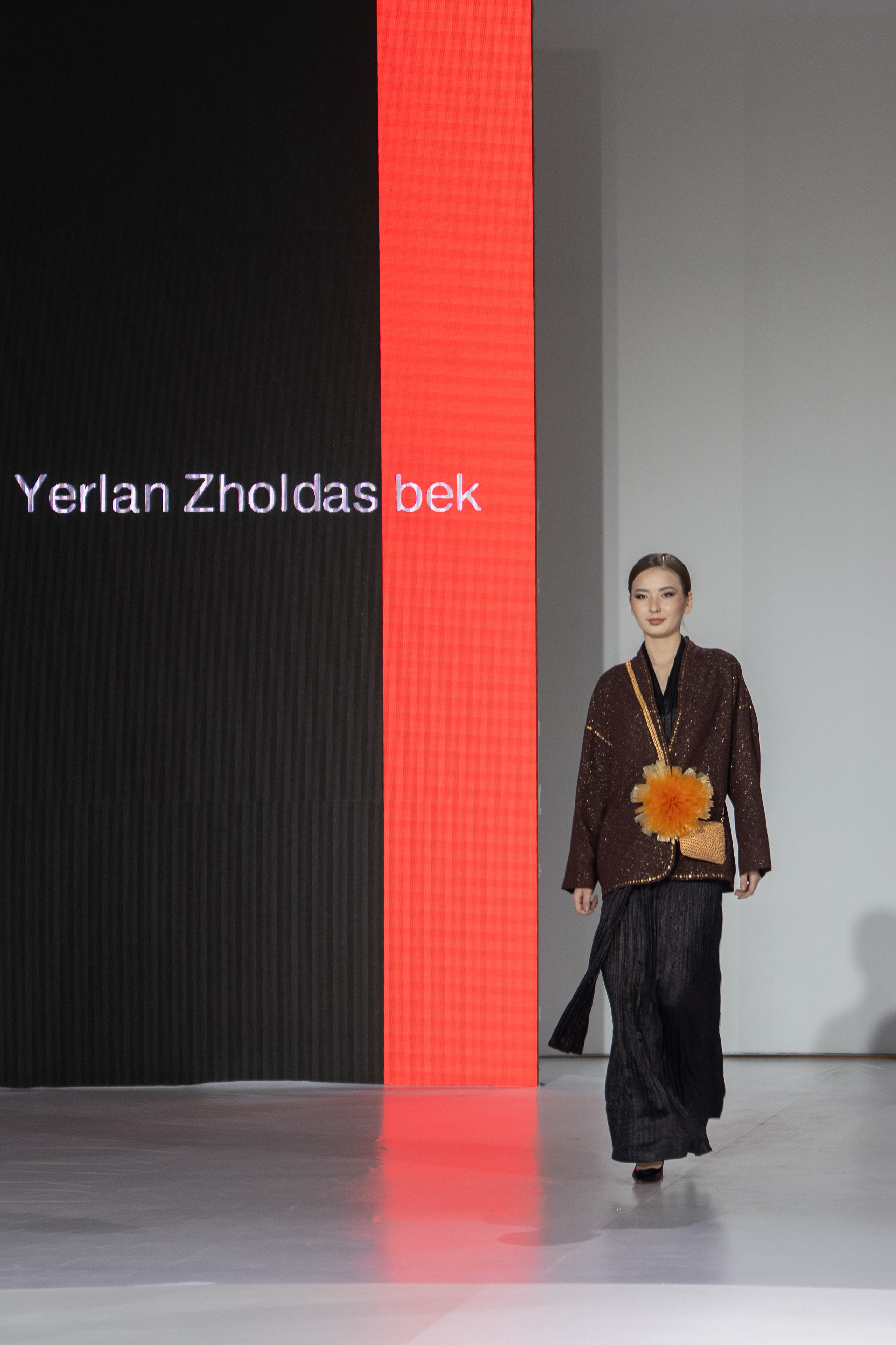 Дизайнер Yerlan Zholdas bek. Сайт Алматинского НЮ АРТ, будуар и фэшн фотографа Дениса Карпенко