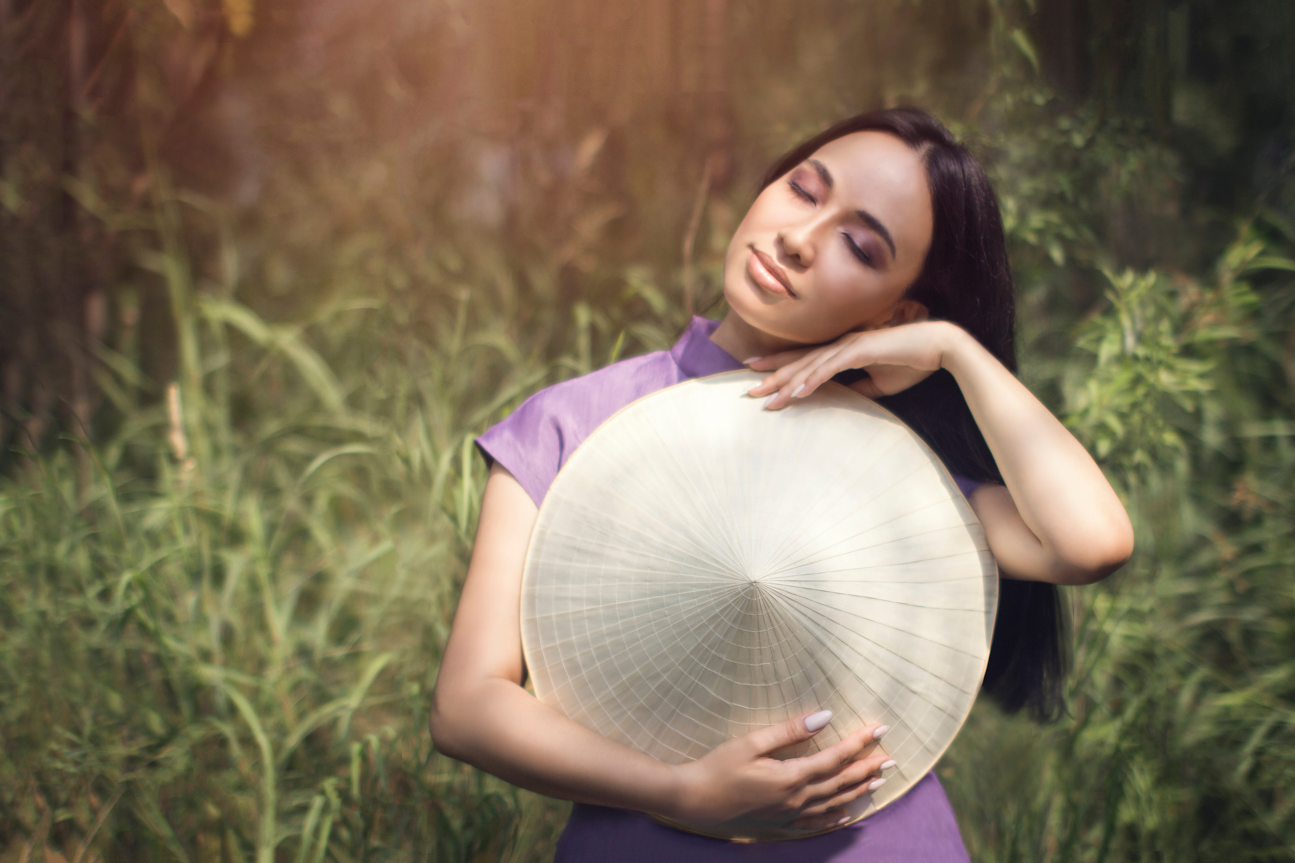 Красивая девушка с вьетнамской шляпой