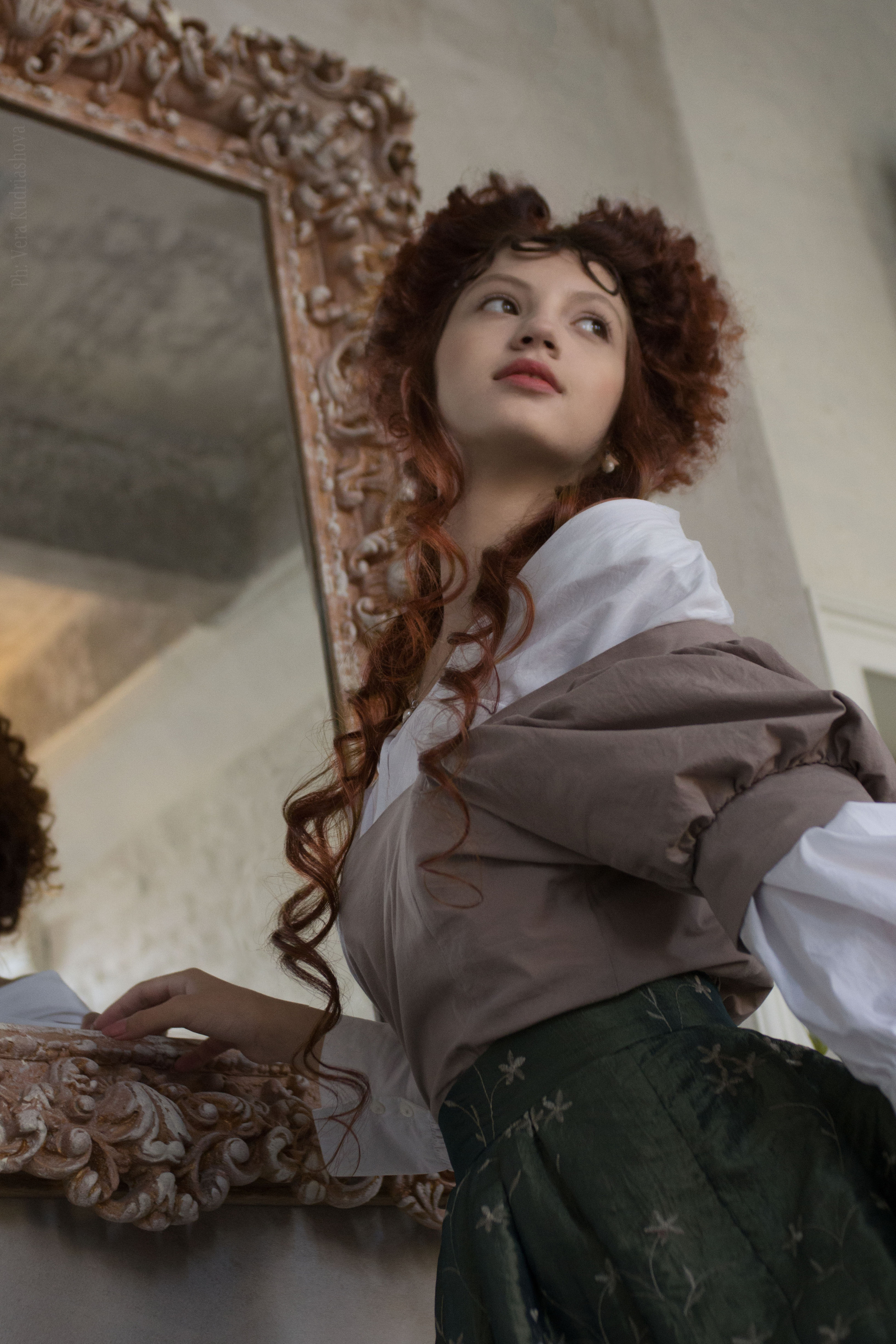 Девушка около зеркала, фотосессия, стилизация