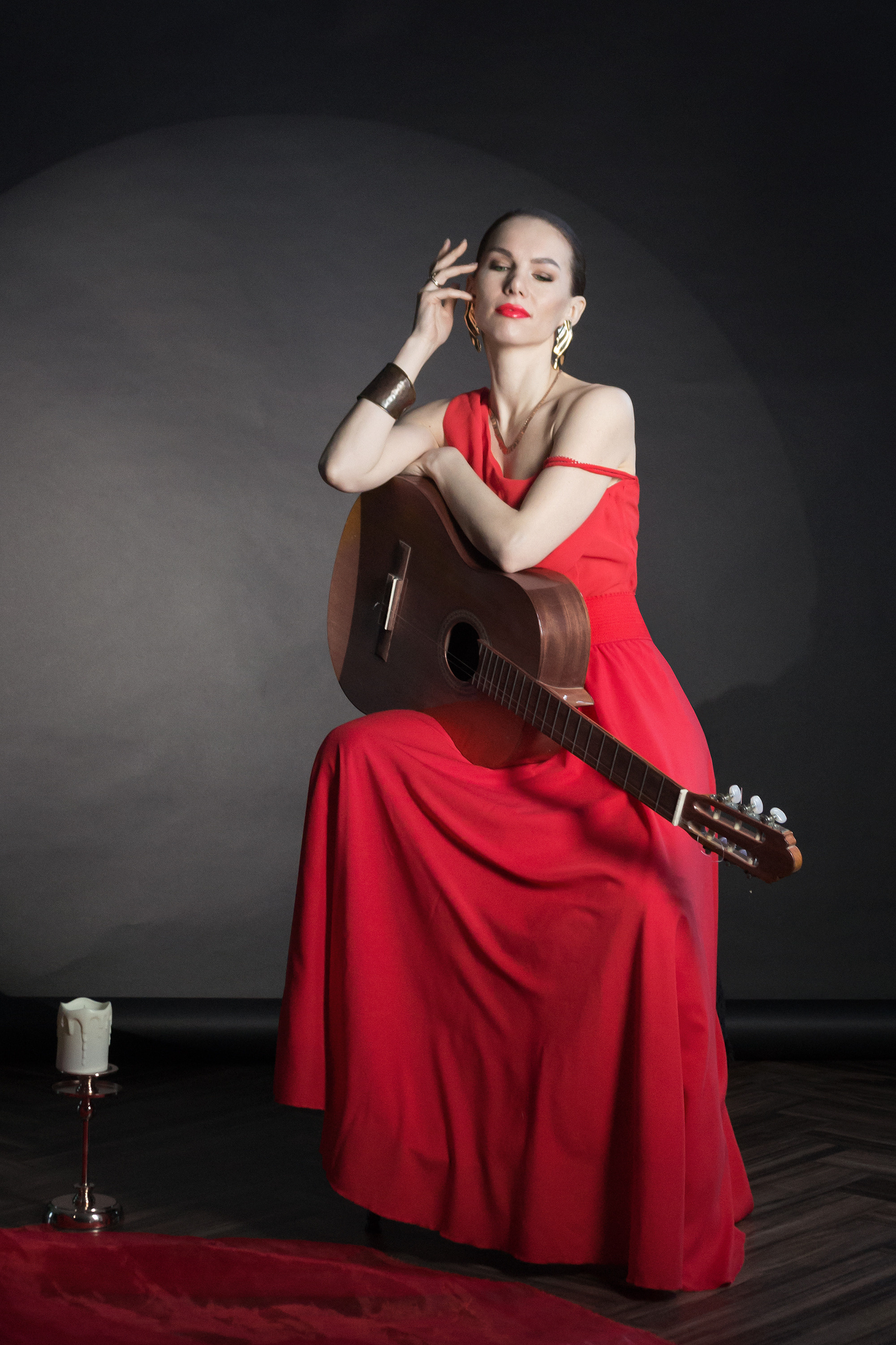 Девушка в красном платье с гитарой. Фотосессия в испанском стиле