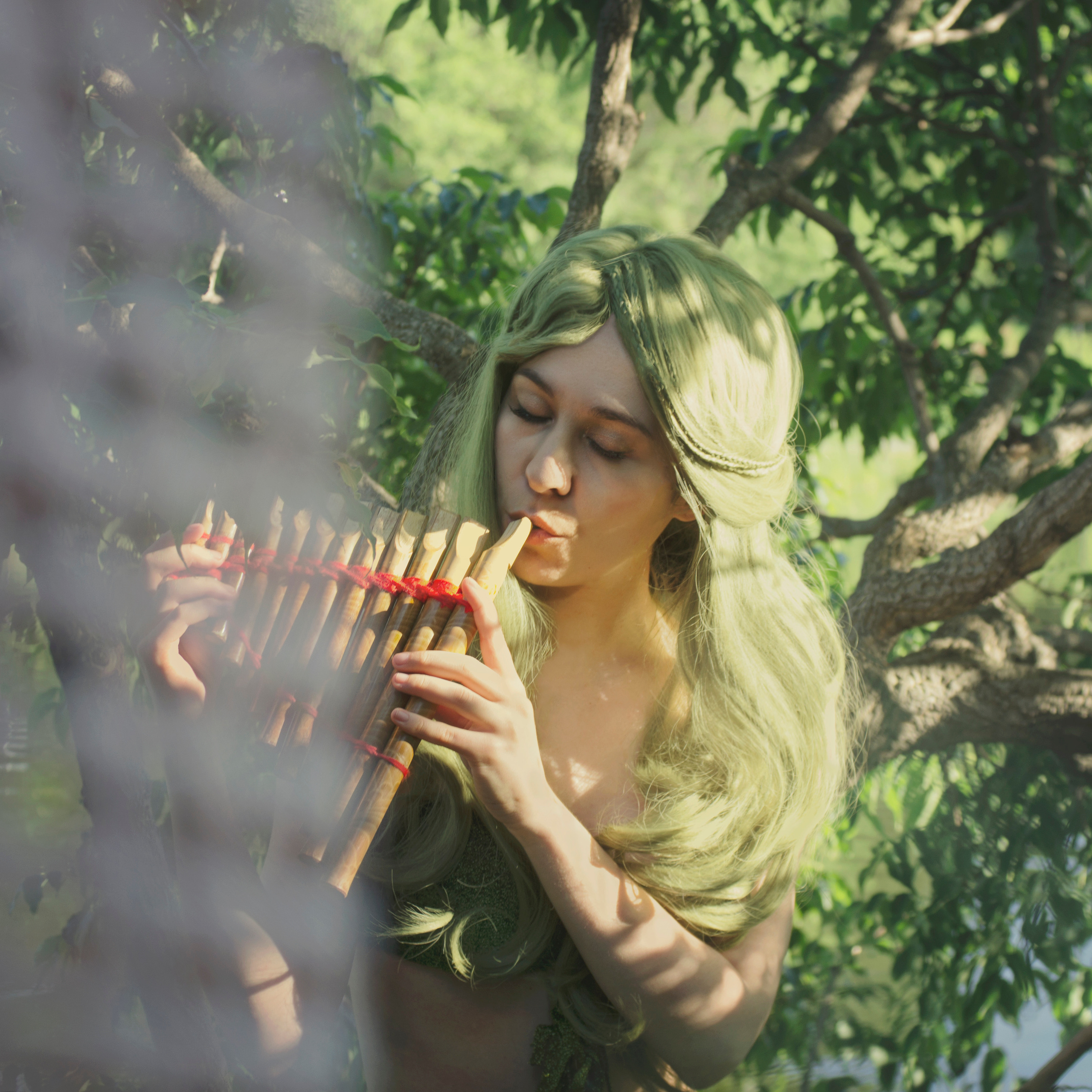 Русалка играет на флейте