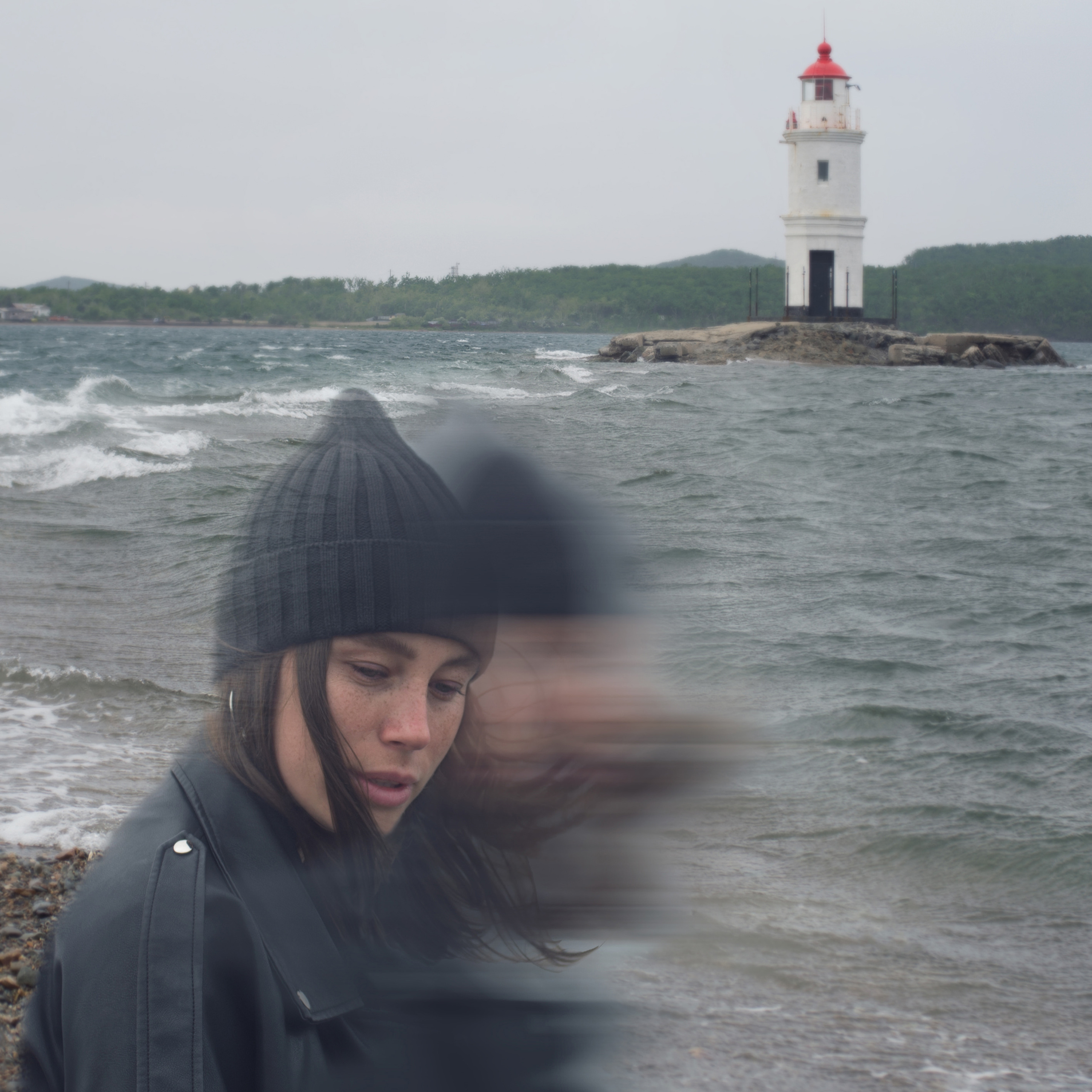 Девушка на фоне маяка Токарёвская кошка, размытие в движении