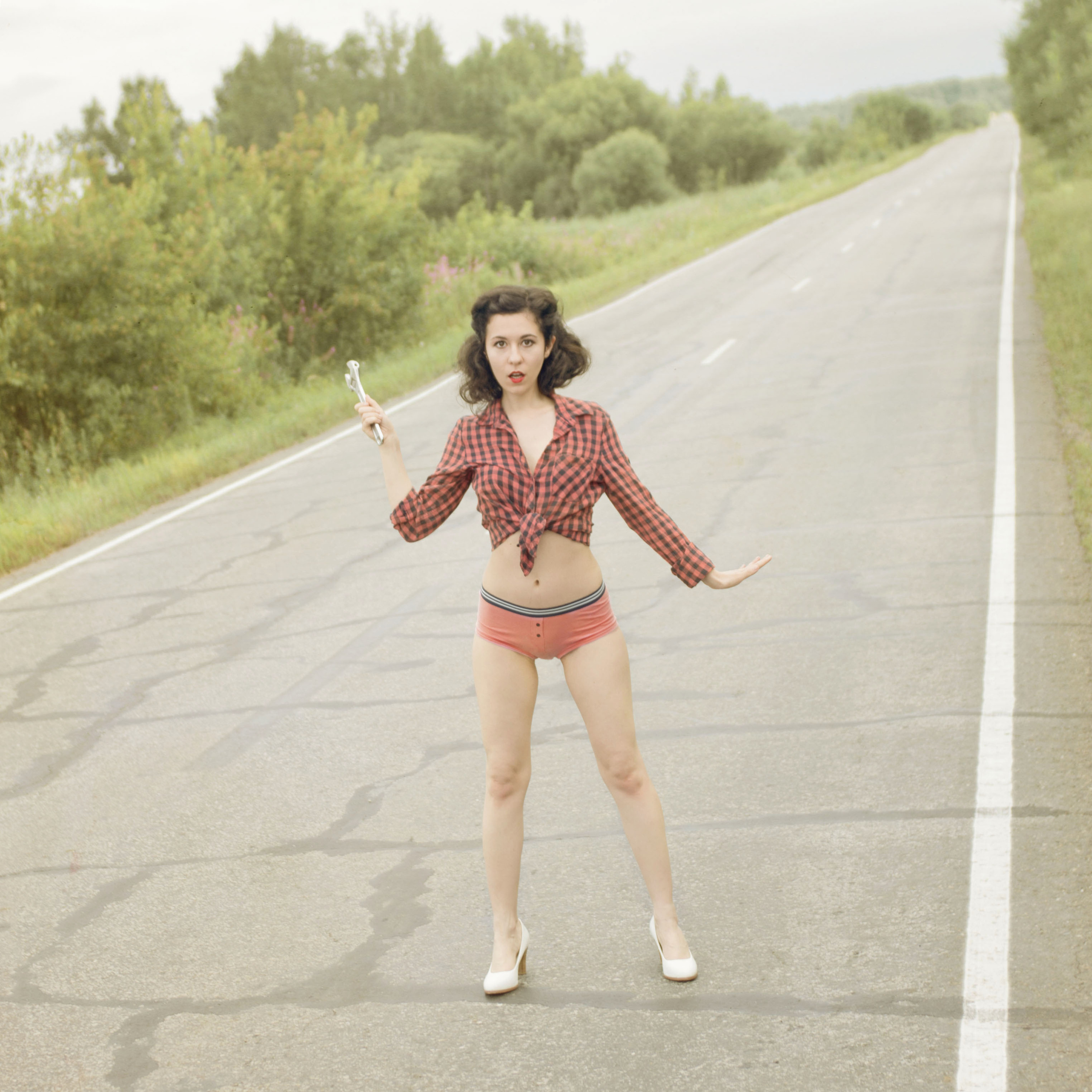 Фотосессия в стиле pin up, клетчатая рубашка и каблуки