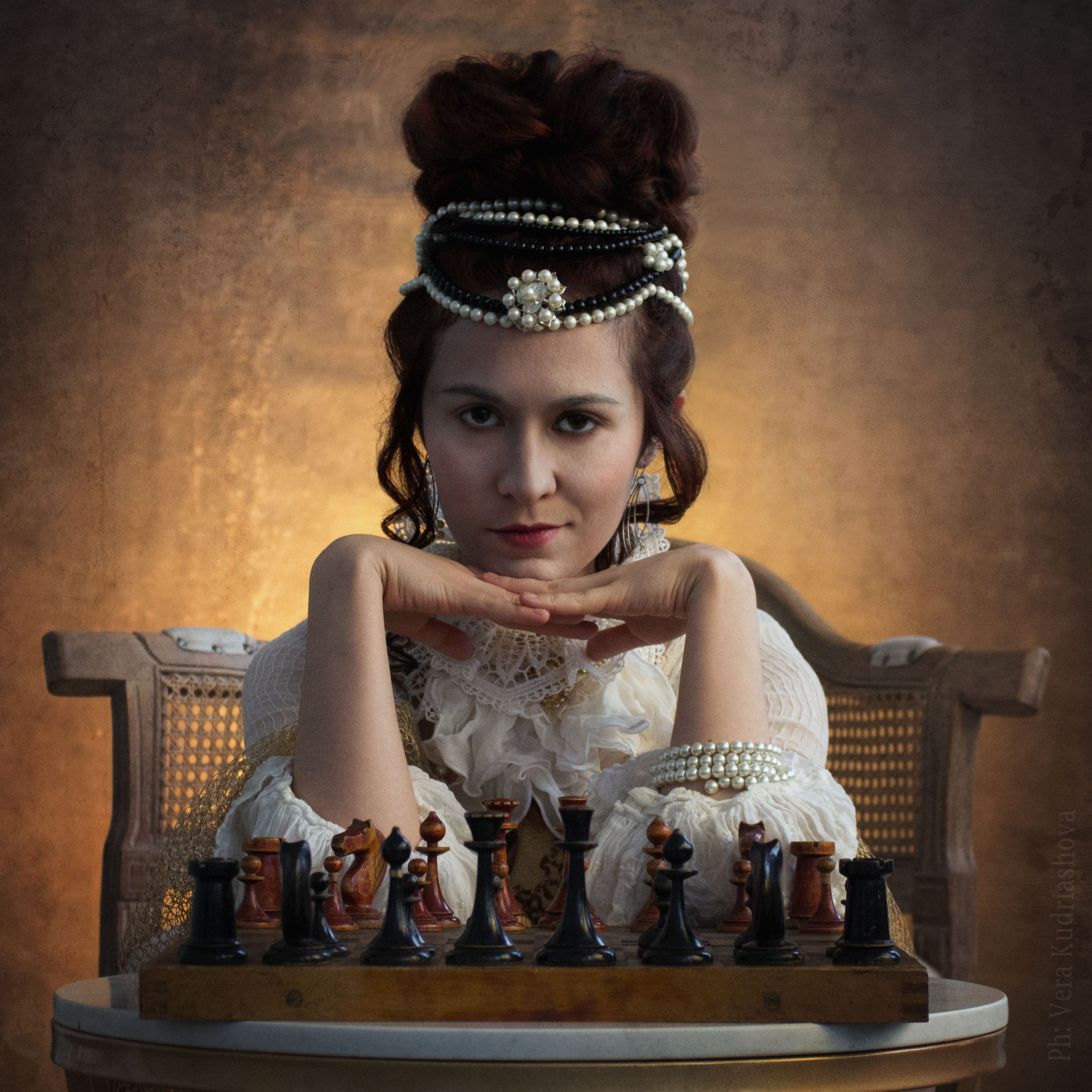 Портрет девушки с шахматами