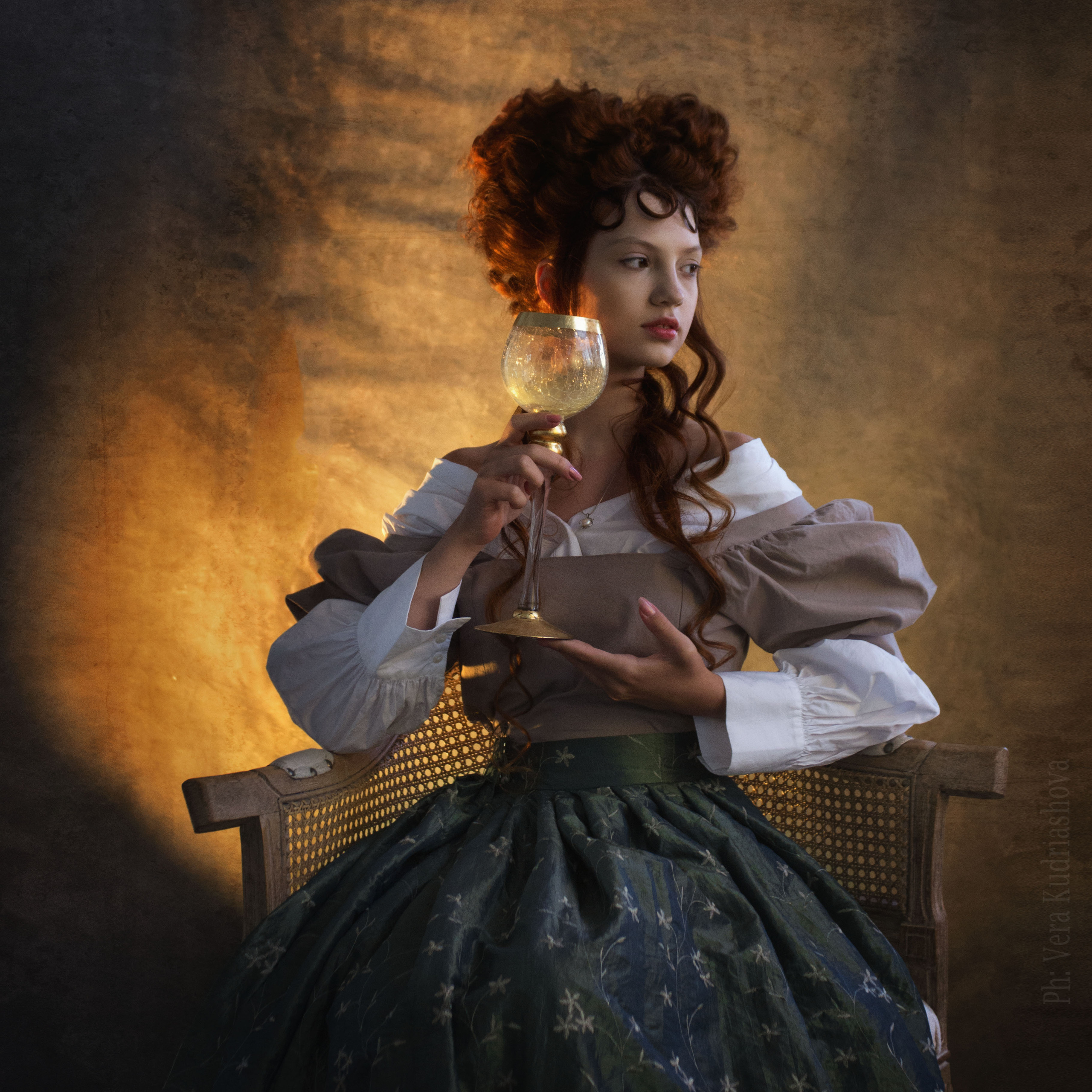 Портрет рыжеволосой девушки с бокалом, винтажный стиль