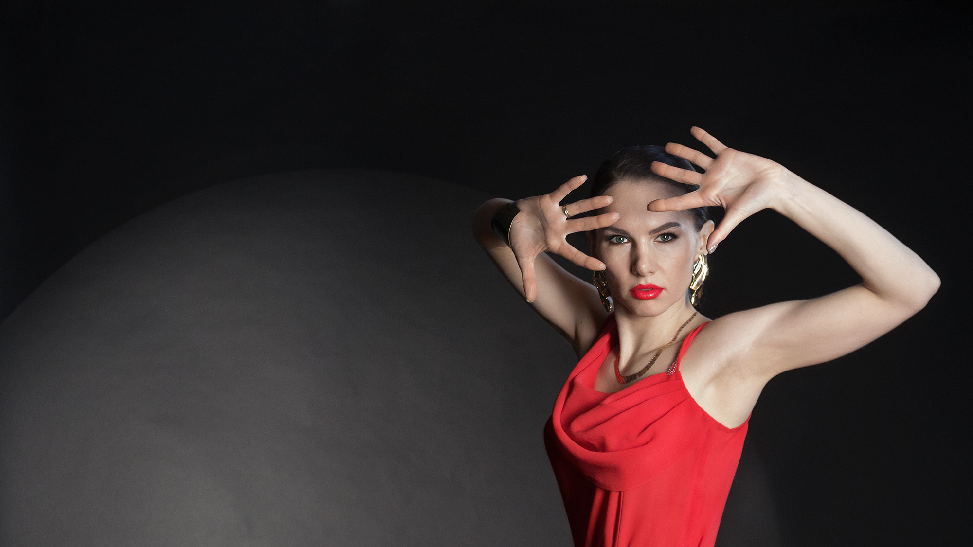 Женский портрет на черном фоне. В глазах страсть, вызов.