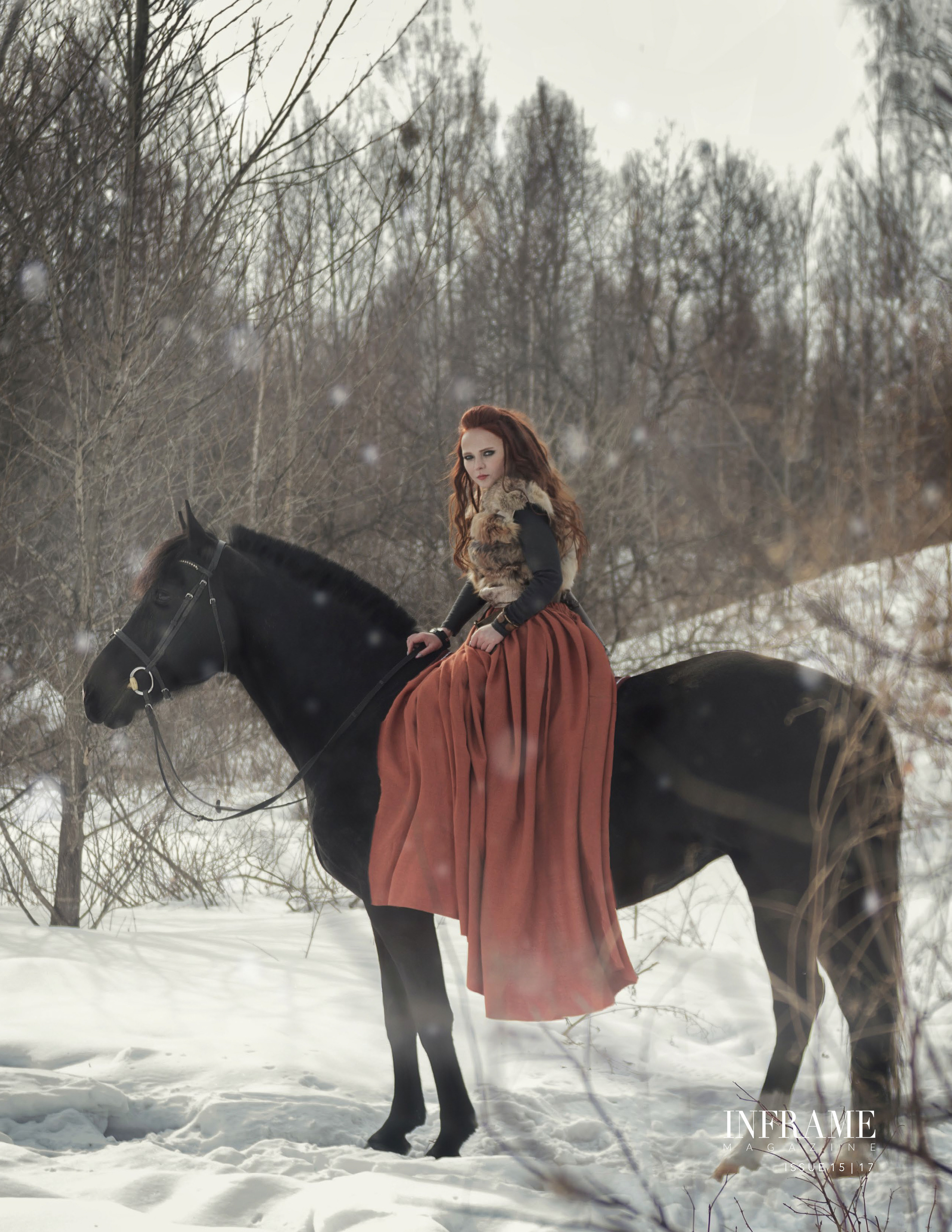 Охотница на лошади в зимнем лесу