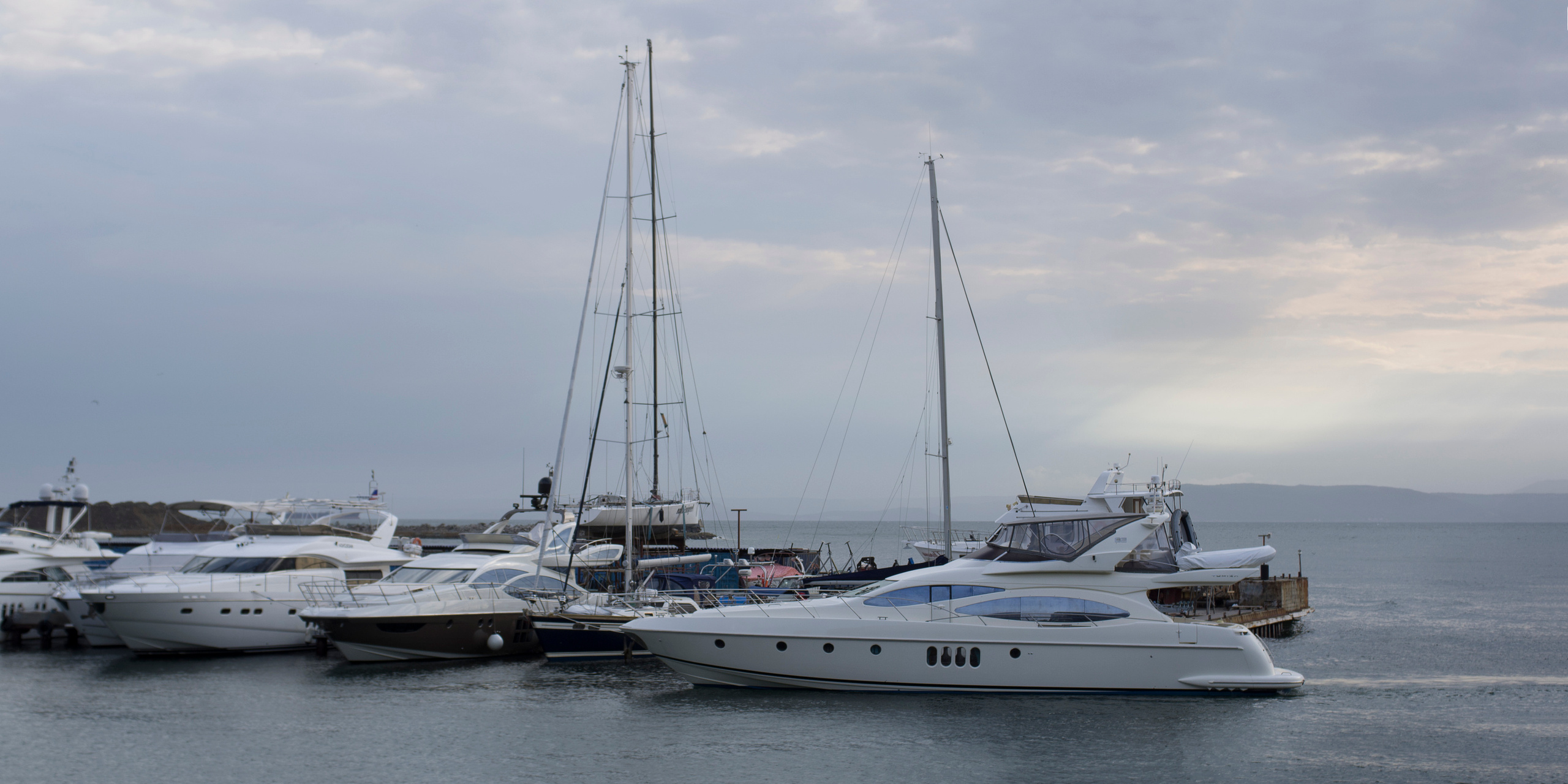 Белые яхты в бухте, Японское море