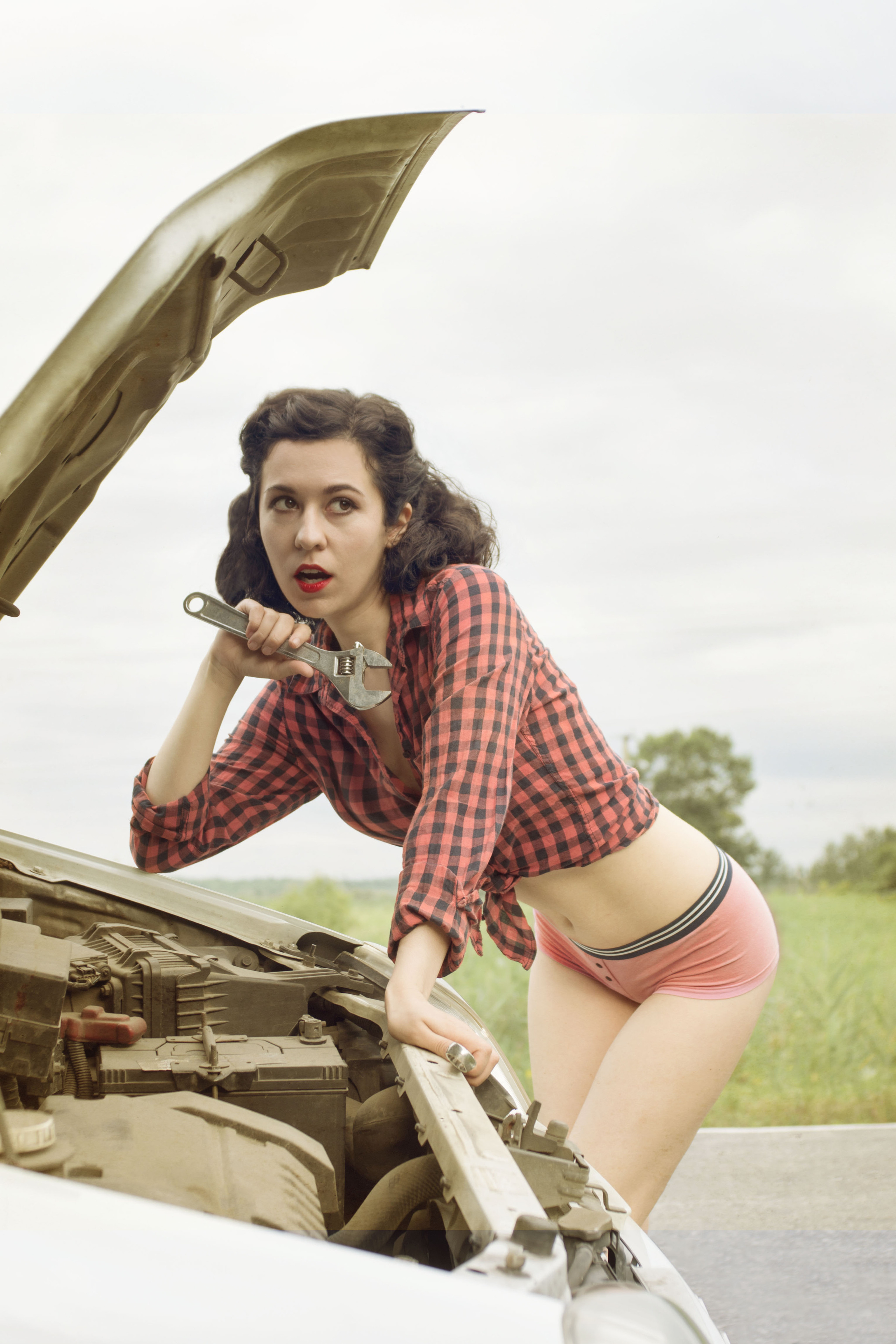 Портрет девушки у поломанной машины