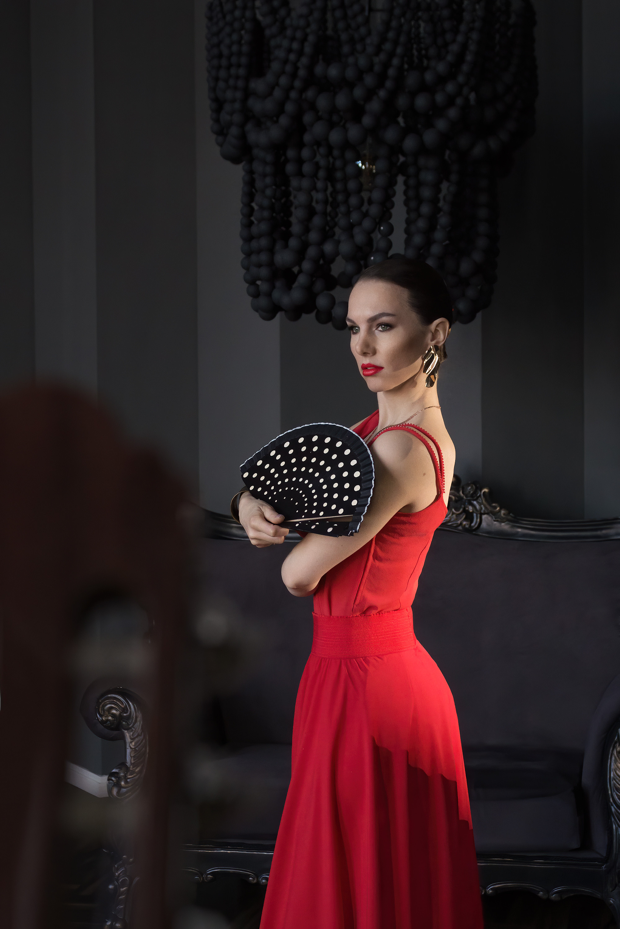 Девушка в красном платье с веером, испанский стиль. Фотосессия в Хабаровске, женский портрет