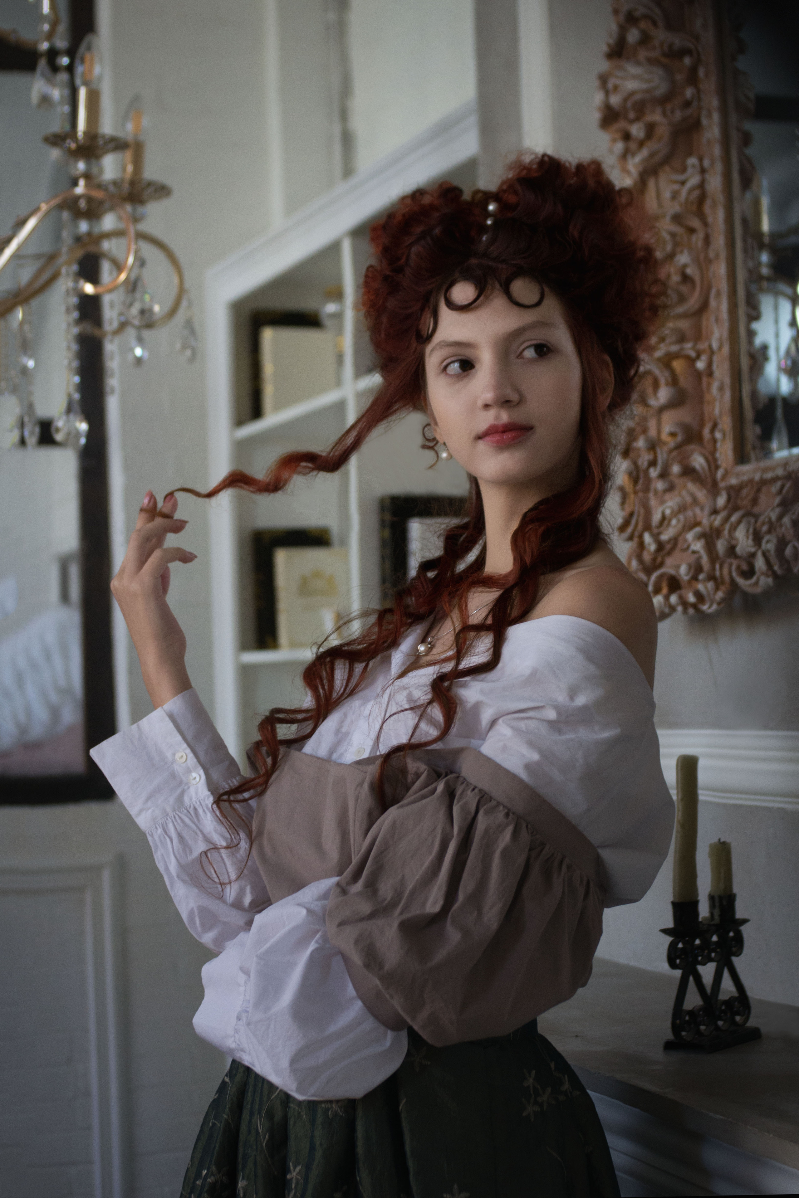 Молодая девушка с рыжими волосами, старинная одежда 