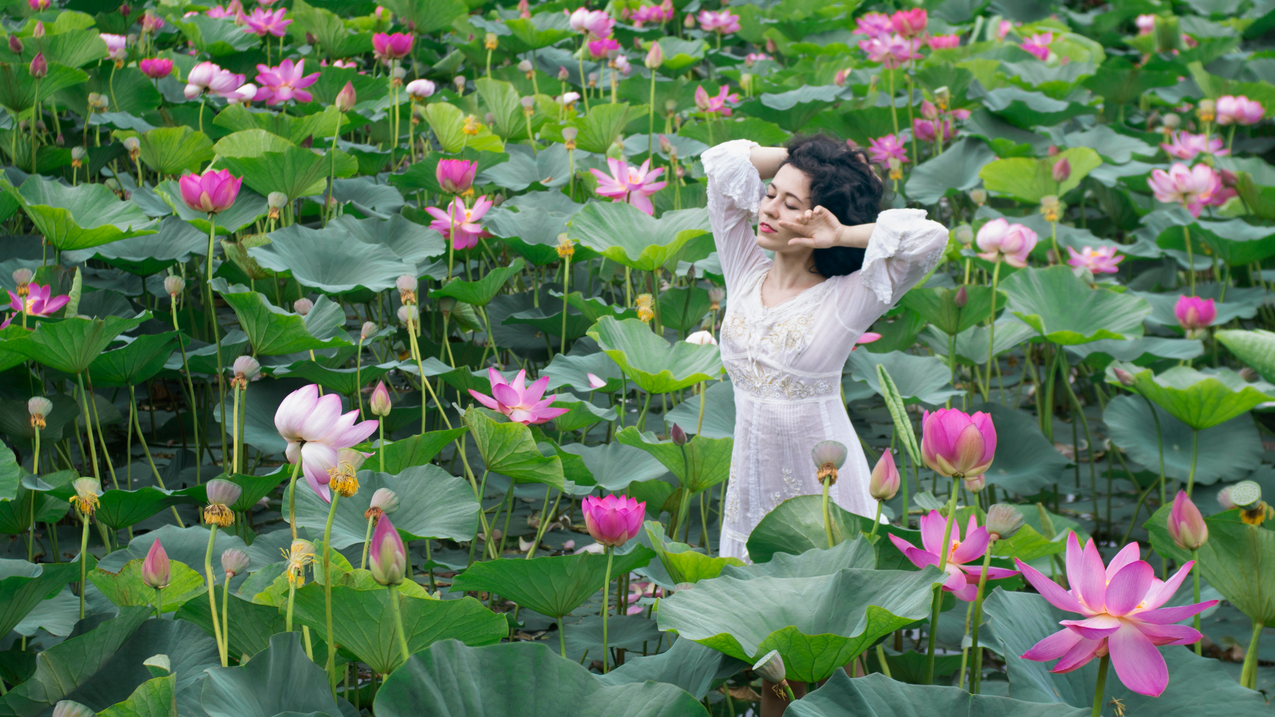 Девушка в белом платье среди лотосов, летняя фотосессия
