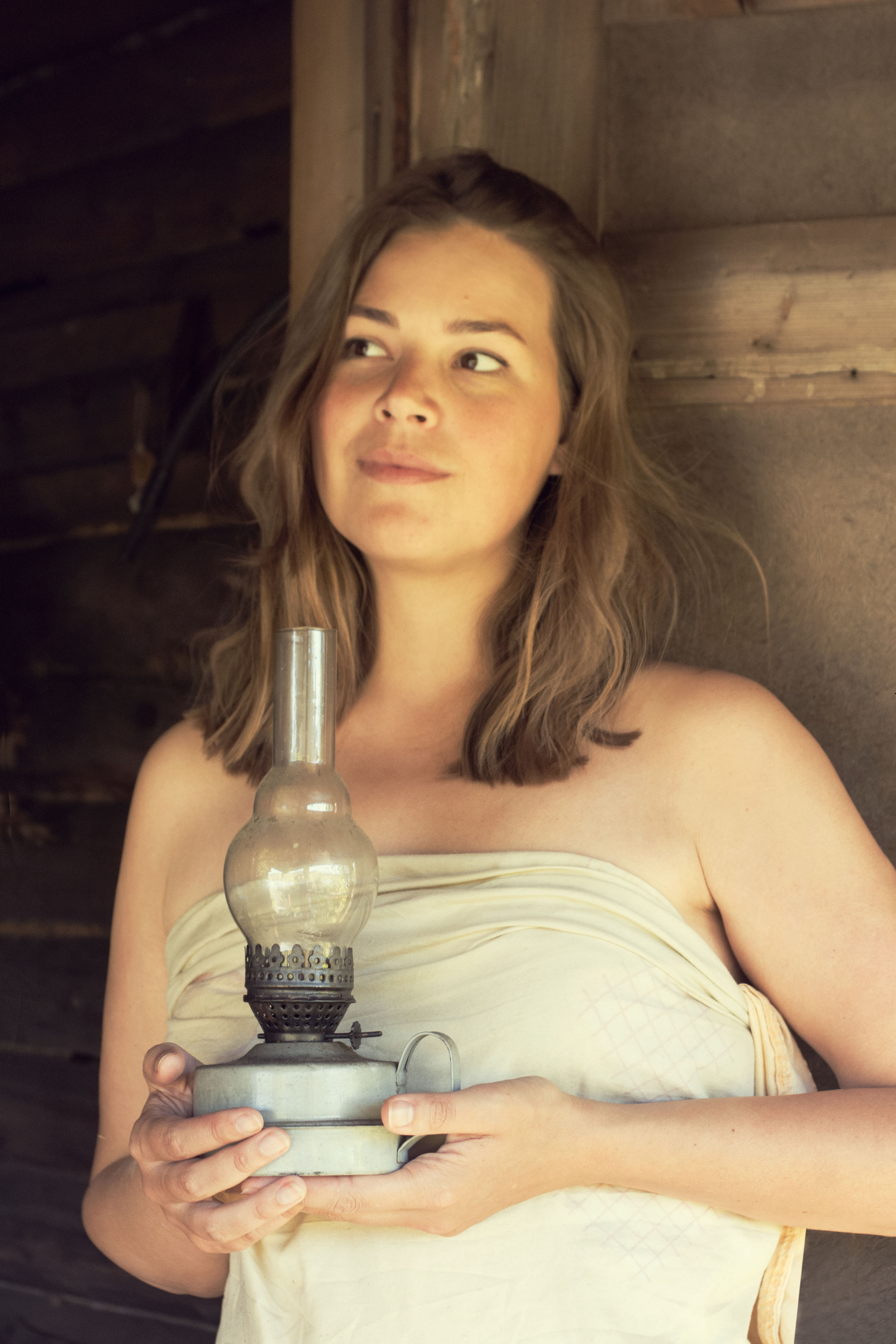 Портрет девушки с керосиновой лампой