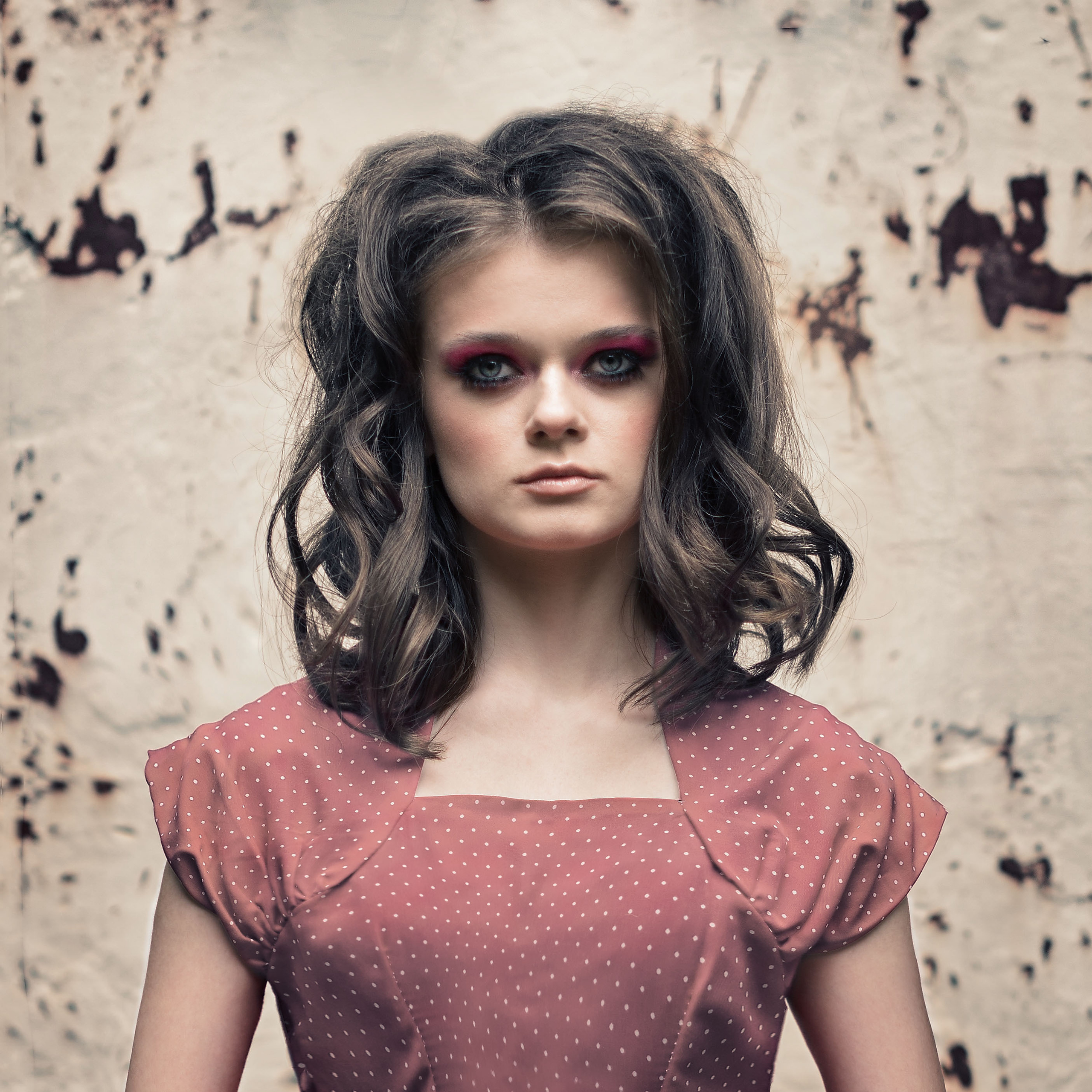 Портрет девушки в красном платье, ретро стиль