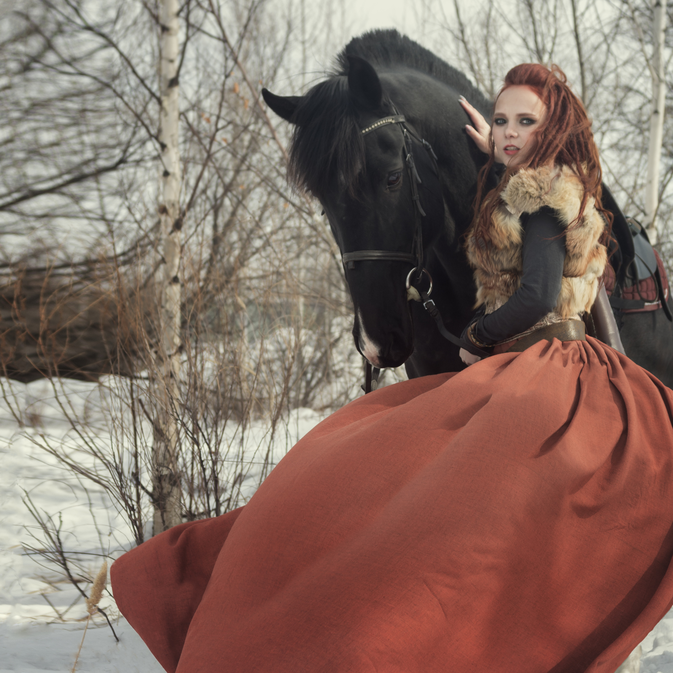 Портрет рыжей девушки с конём, арт-фотография