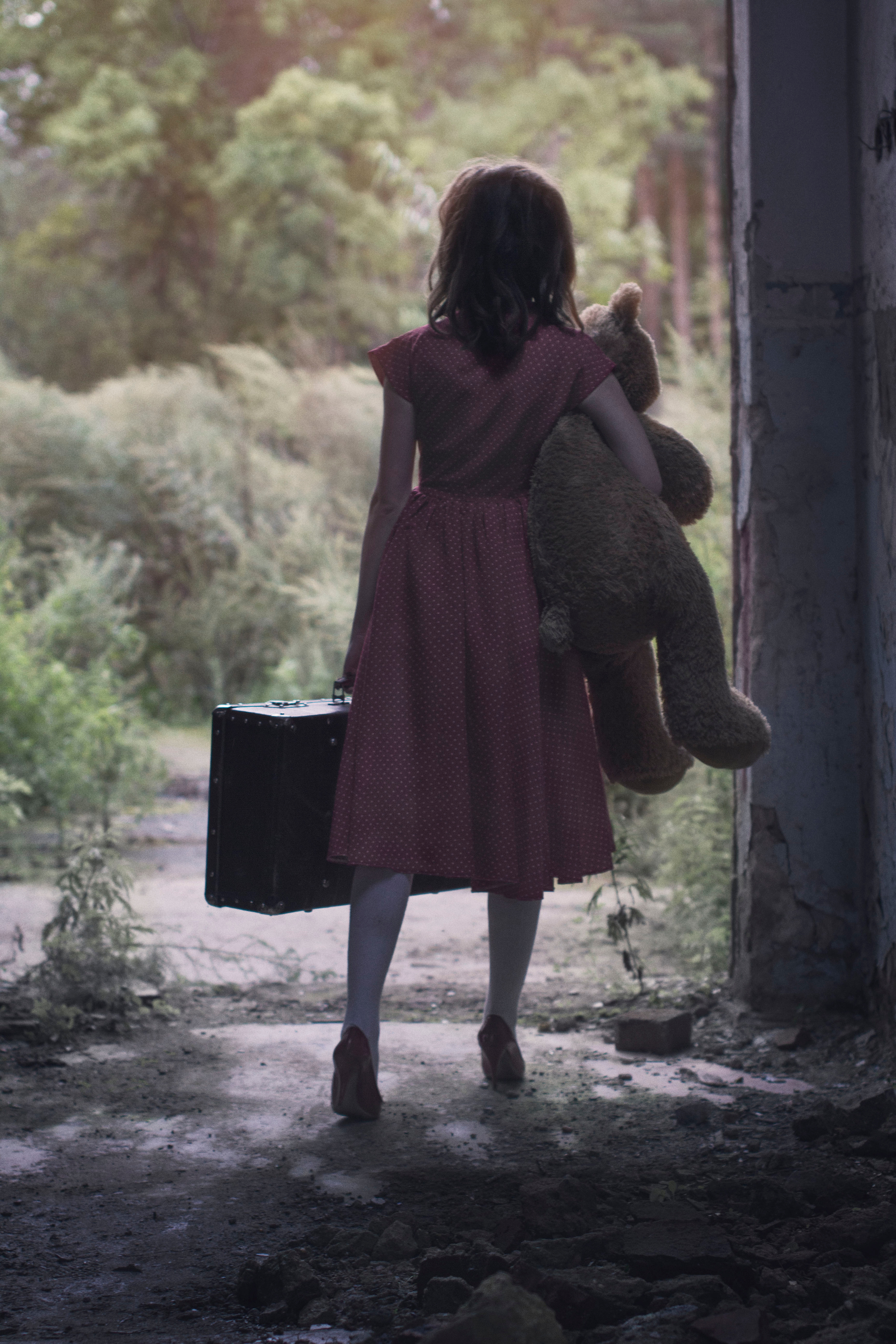 Девушка на кафельном полу, фотосессия Сломанная кукла