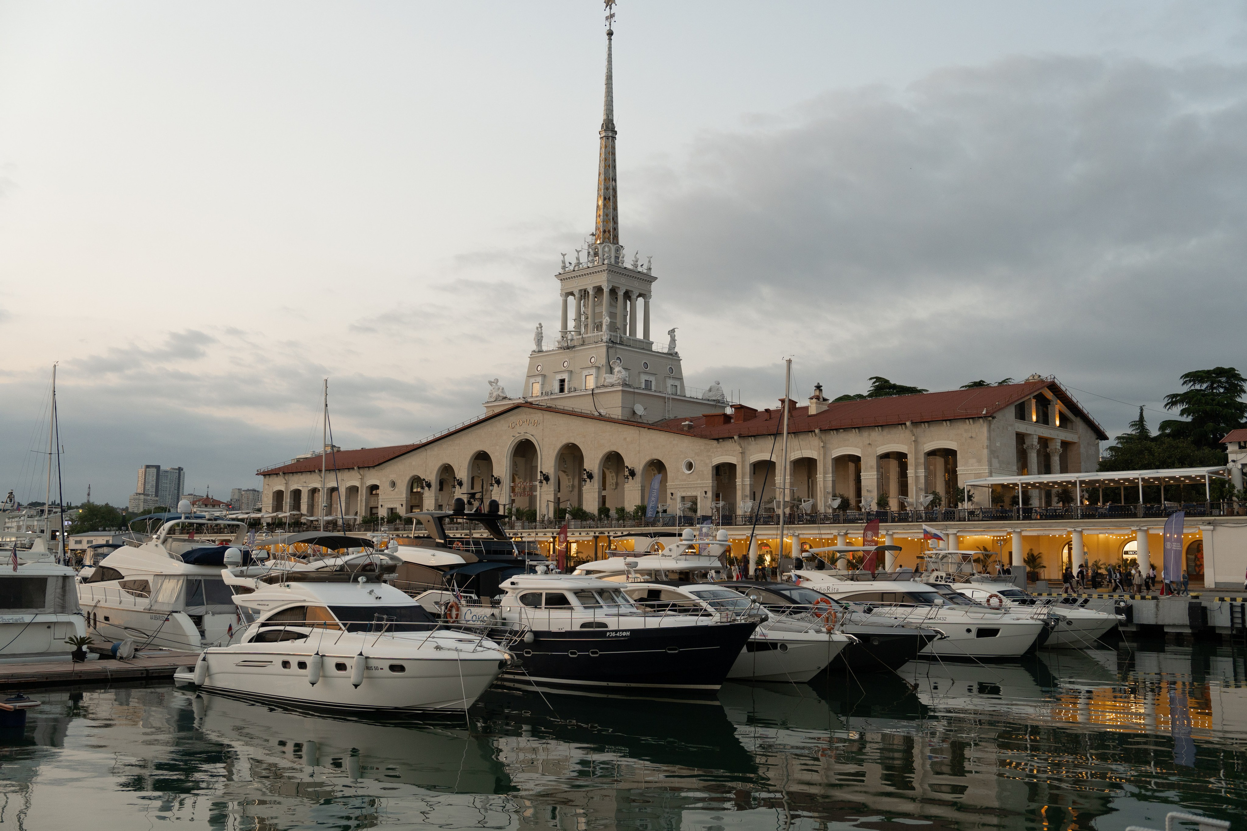 Mirror 4*. Фотограф и видеограф Елена Хмелевская