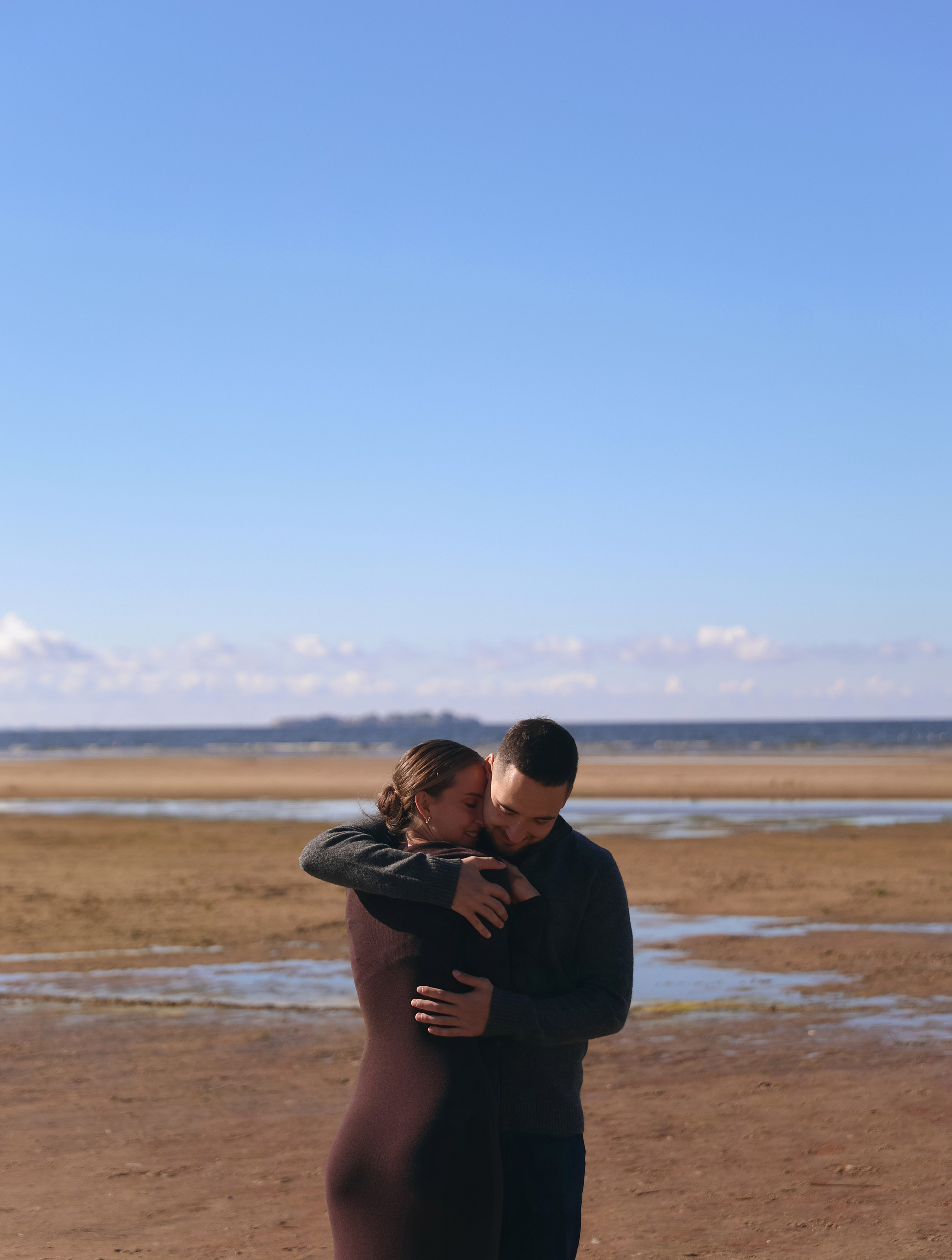 В ЛУЧАХ ЗАКАТА НА БЕРЕГУ МОРСКОМ