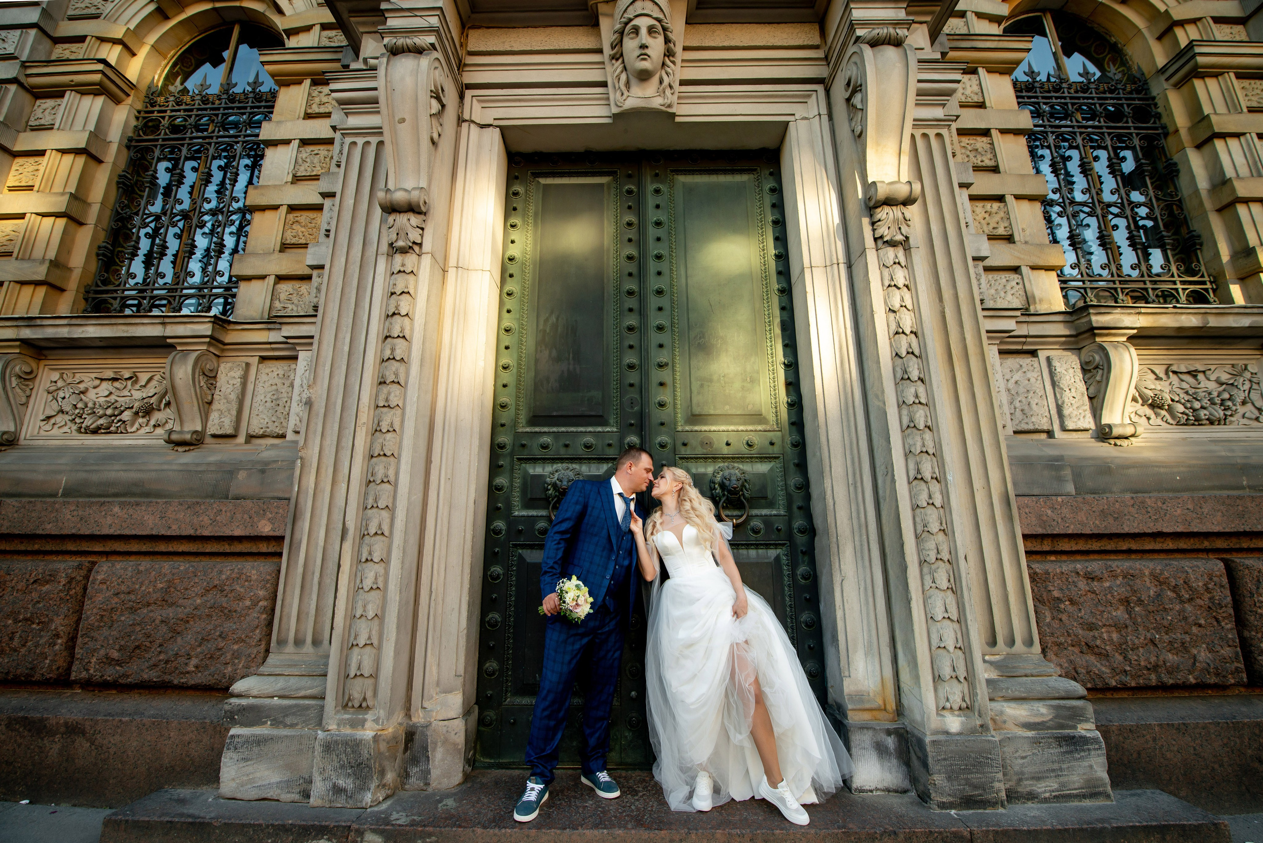 Евгения (фотосессия с малиновым chevrolet camaro, в сирени в Пушкине в Екатерининском парке). Портретный, семейный и свадебный фотограф в Санкт-Петербурге и в Пушкине Ширяев Денис