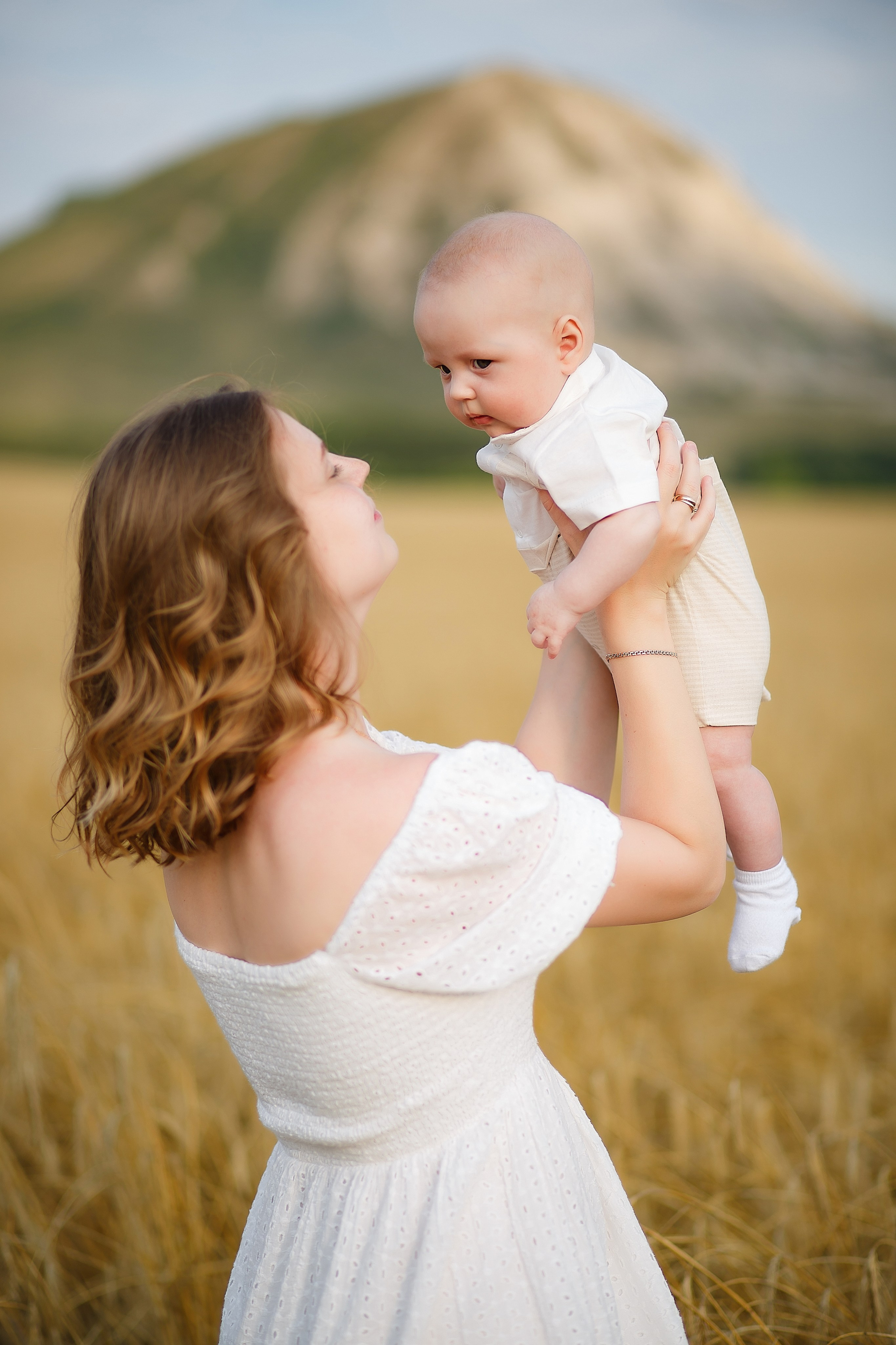 Семейная фотосессия на природе у подножия торатау. Семейный и детский фотограф в Стерлитамаке Разина Рахмангулова