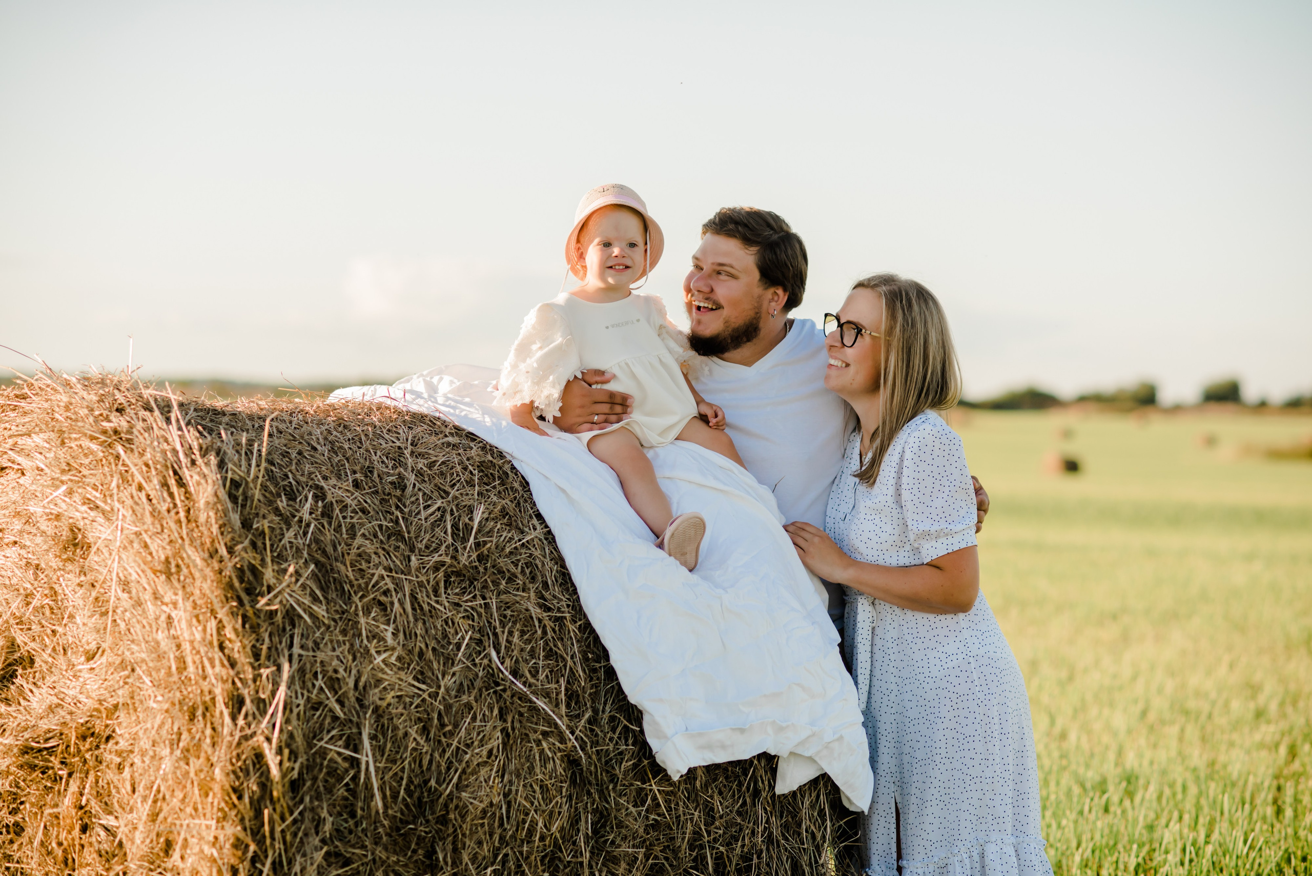 Семья в поле. Свадебный и семейный фотограф Евгения Кононова