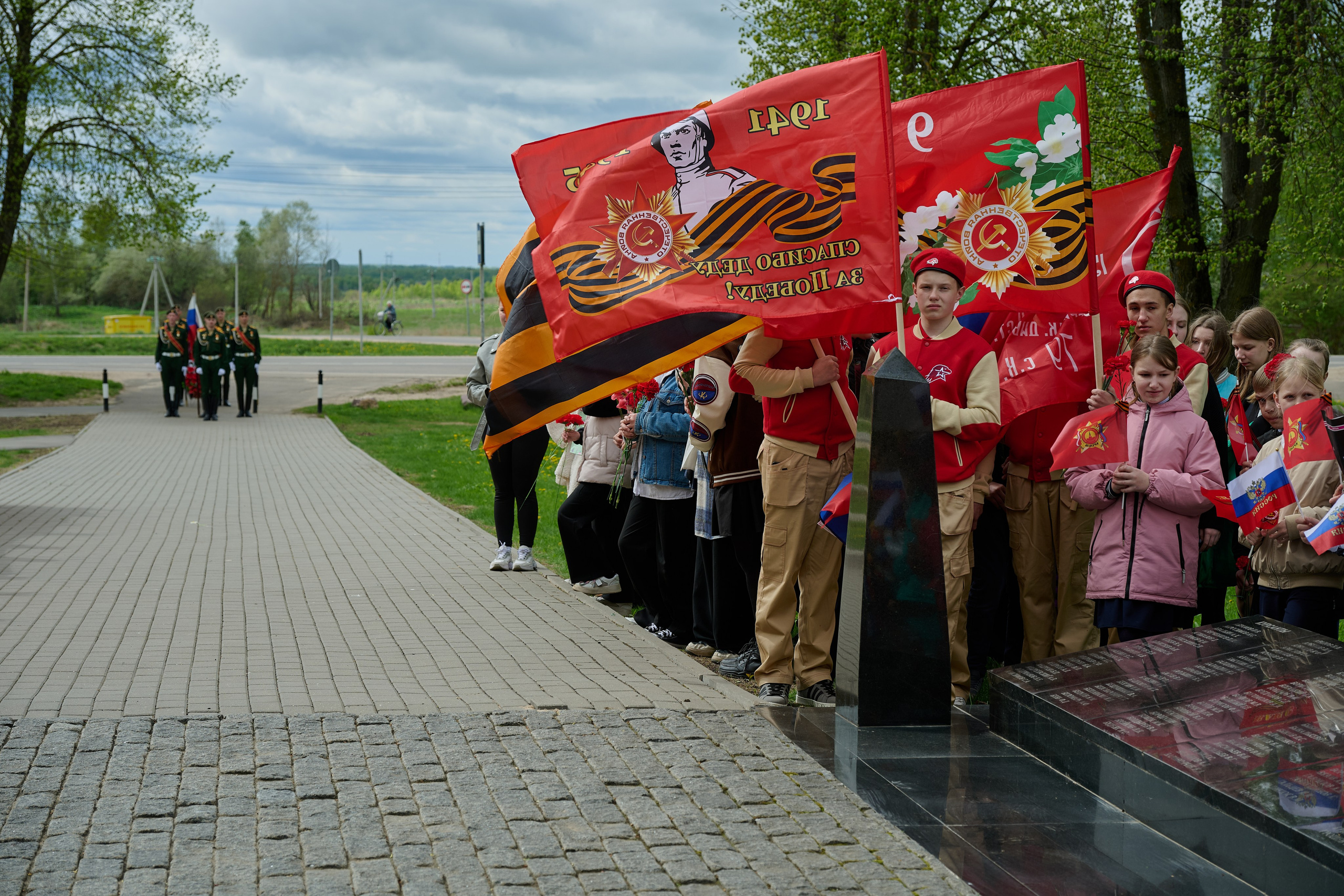 Памяти подвигу Кремлевских курсантов. Ярополец. Фотограф Роман Адлер
