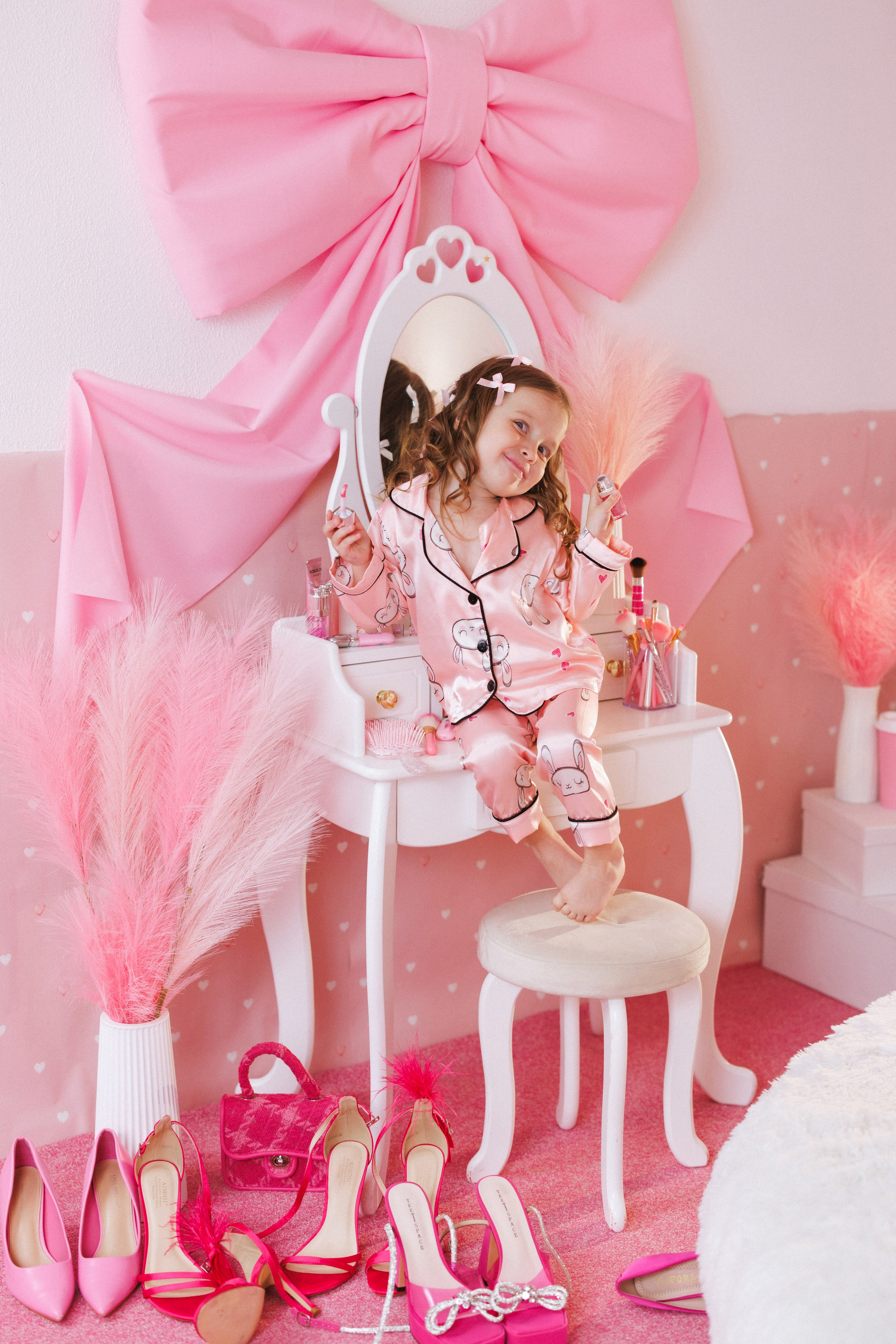Фотосессия для девочек в интерьере розовой комнаты. Семейный и детский фотограф в Краснодаре Анна Трашкова