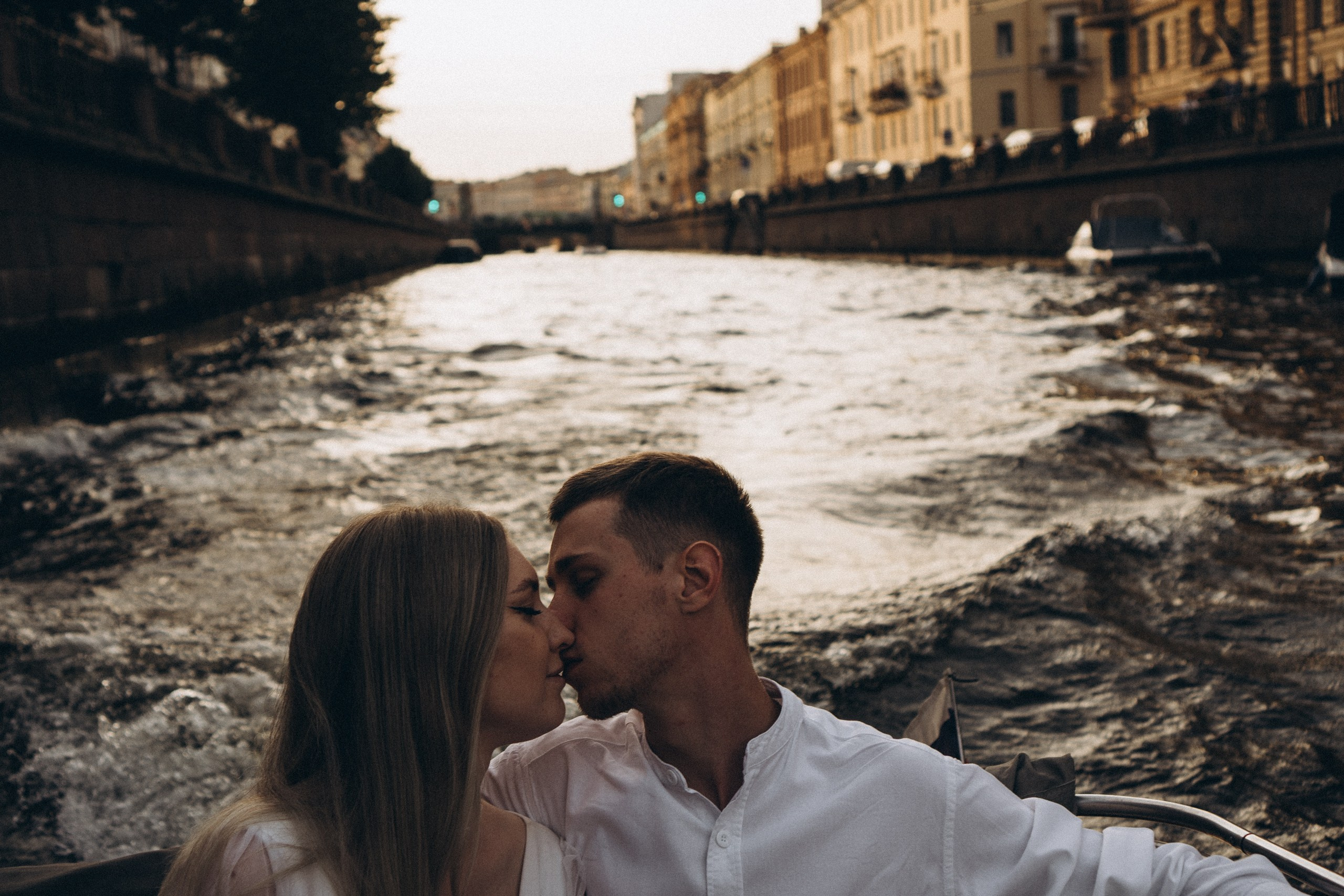 СВАДЕНБНАЯ СЬЕМКА НА КАТЕРЕ ПО КАНАЛАМ САНКТ-ПЕТЕРБУРГА И В АКВАТОРИИ НЕВЫ. Профессиональный фотограф, Санкт-Петербург — Виктория Богомолова