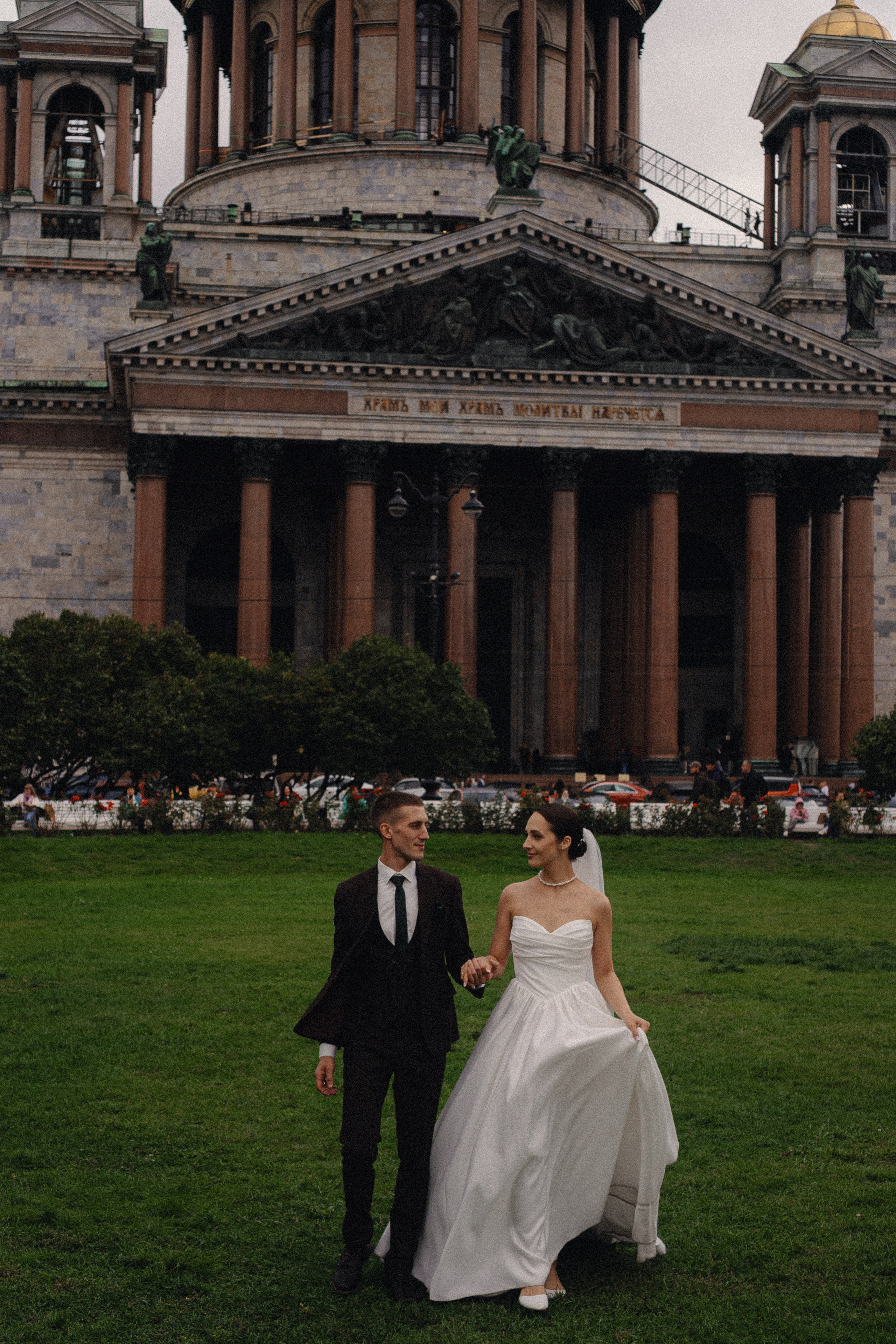 СВАДЕБНАЯ ПРОГУЛКА В САНТК-ПЕТЕРБУРГЕ (ИСАКИЕВСКИЙ СОБОР, ЗИМНЯЯ КАНАВКА, ЭРМИТАЖ И БОЛЬШАЯ МОРСКАЯ УЛИЦА). Профессиональный фотограф, Санкт-Петербург — Виктория Богомолова
