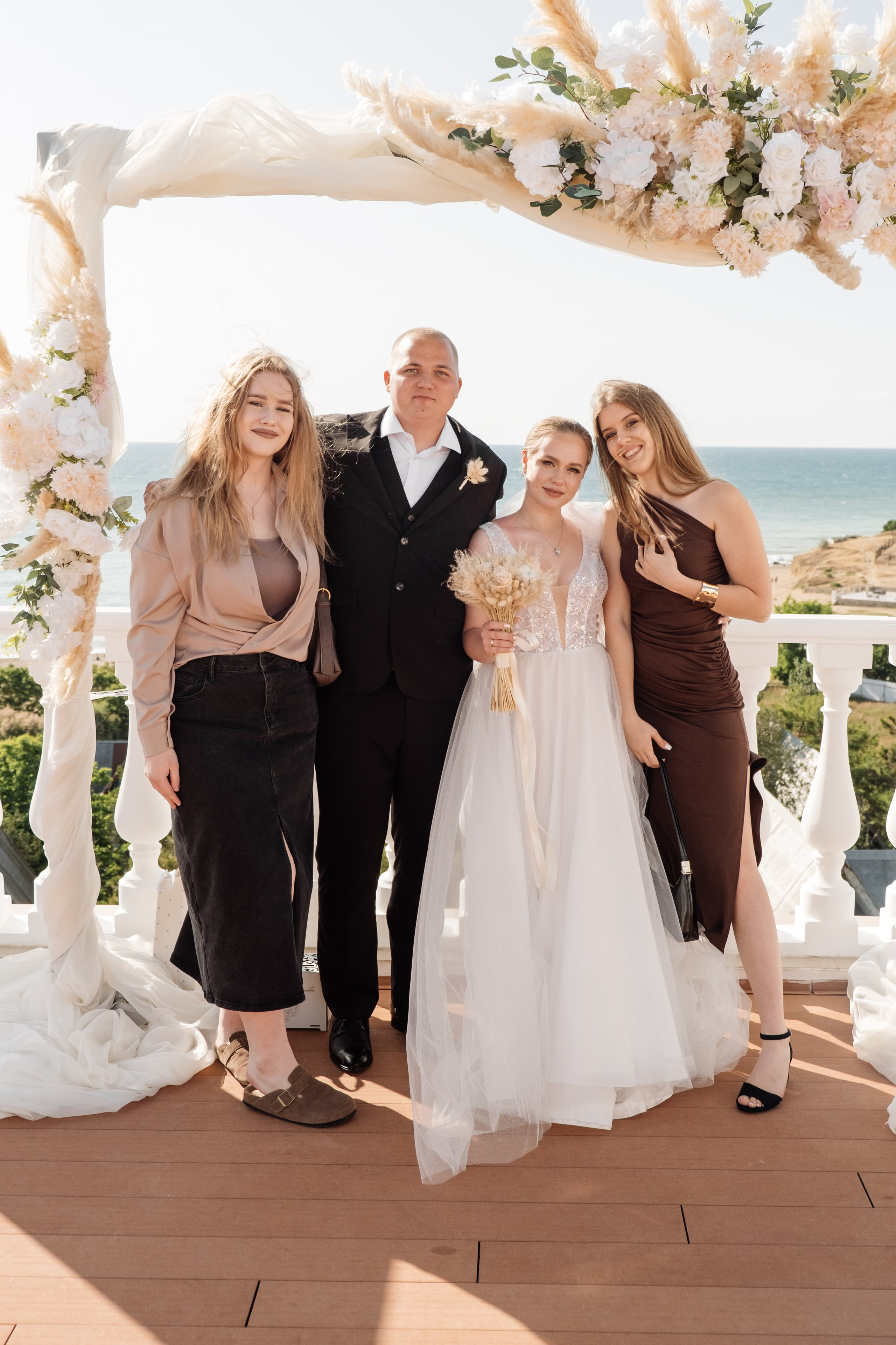 Свадебный ретопртаж. Профессиональная фотосъемка в Крыму. Натуральные эмоции и живые кадры. Забронируйте дату прямо сейчас!