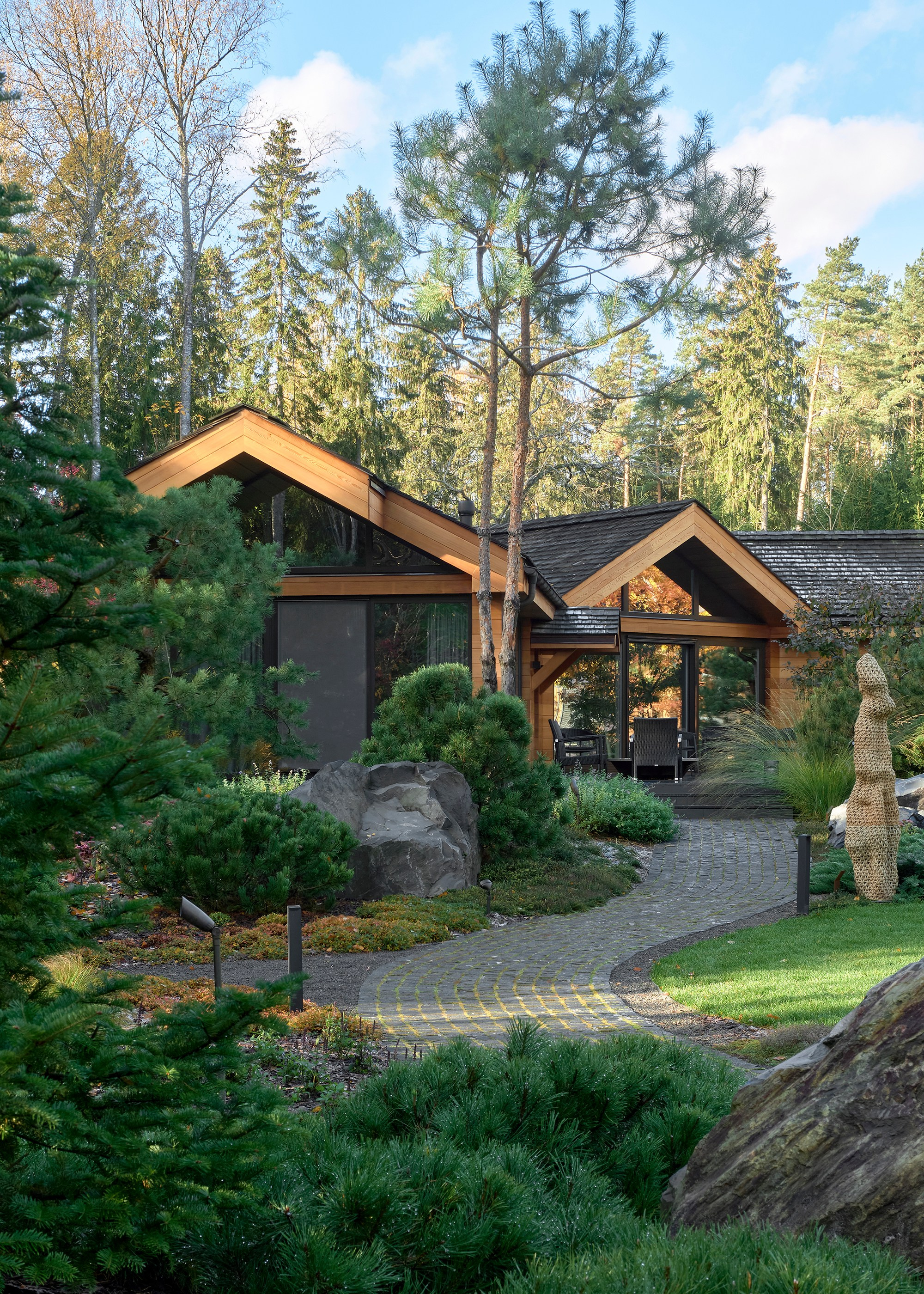 Усадьба Хрустальное: фотосъемка частного сада Валерия Федотова в Репино для L.BURO. Фотограф Наталья Соловьева | interioto