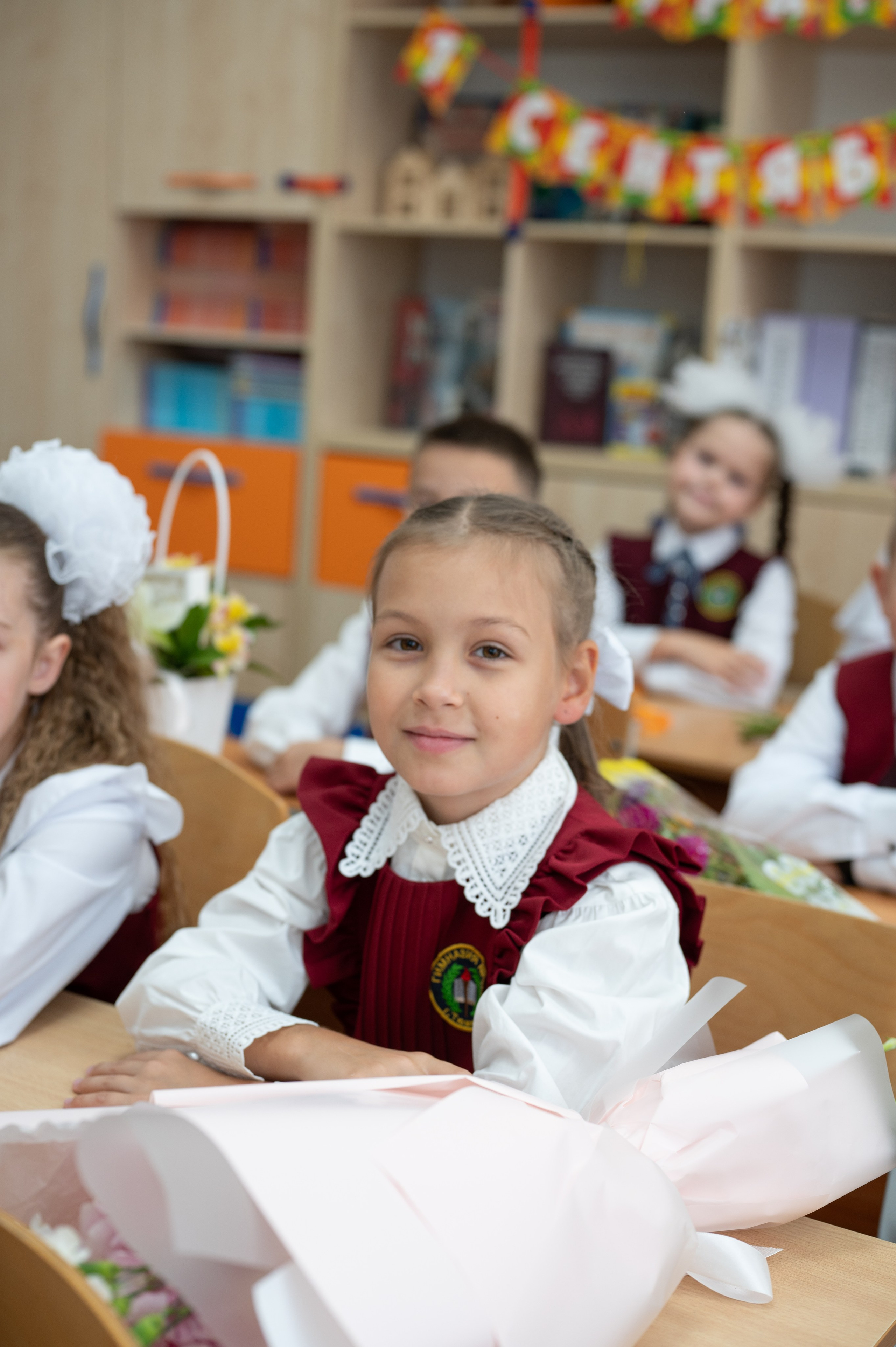 1 сентября 16 гимназия 2 класс (линейка + в классе+ на улице). Фотограф новорожденных, семейный детский в Тюмени Татьяна Морозова