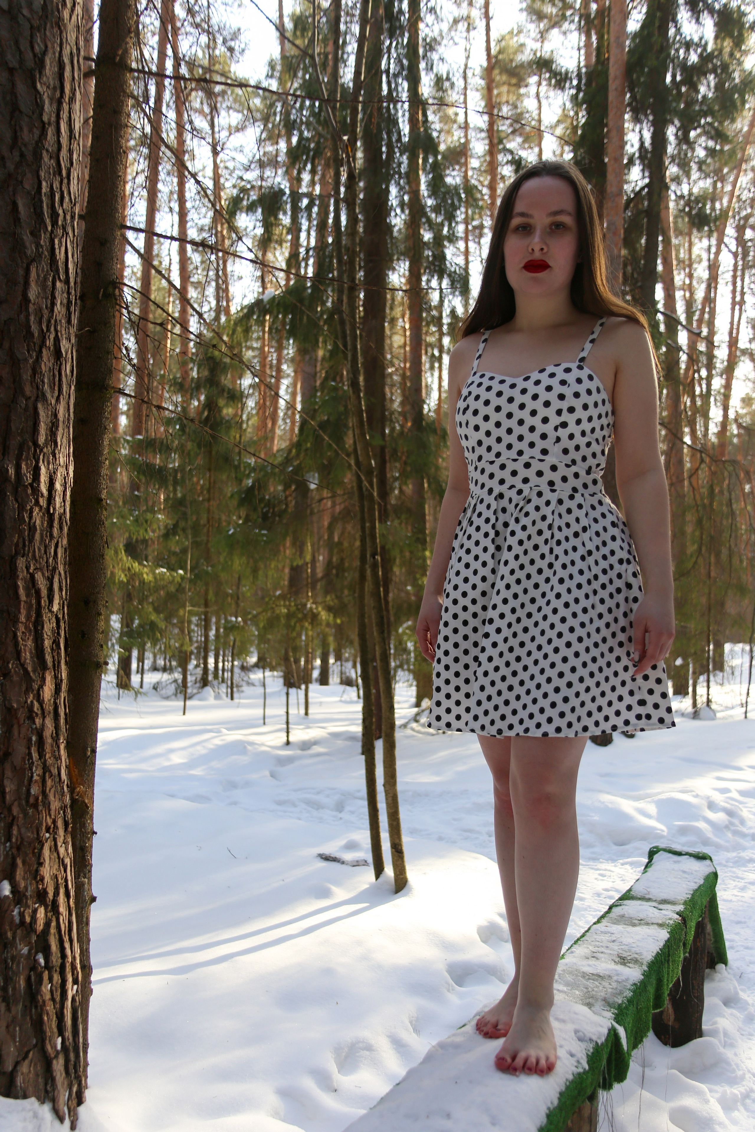 Ксюша на снегу босиком. Фотограф Пермь. Фотосессия в фотостудии Перми и на свежем воздухе