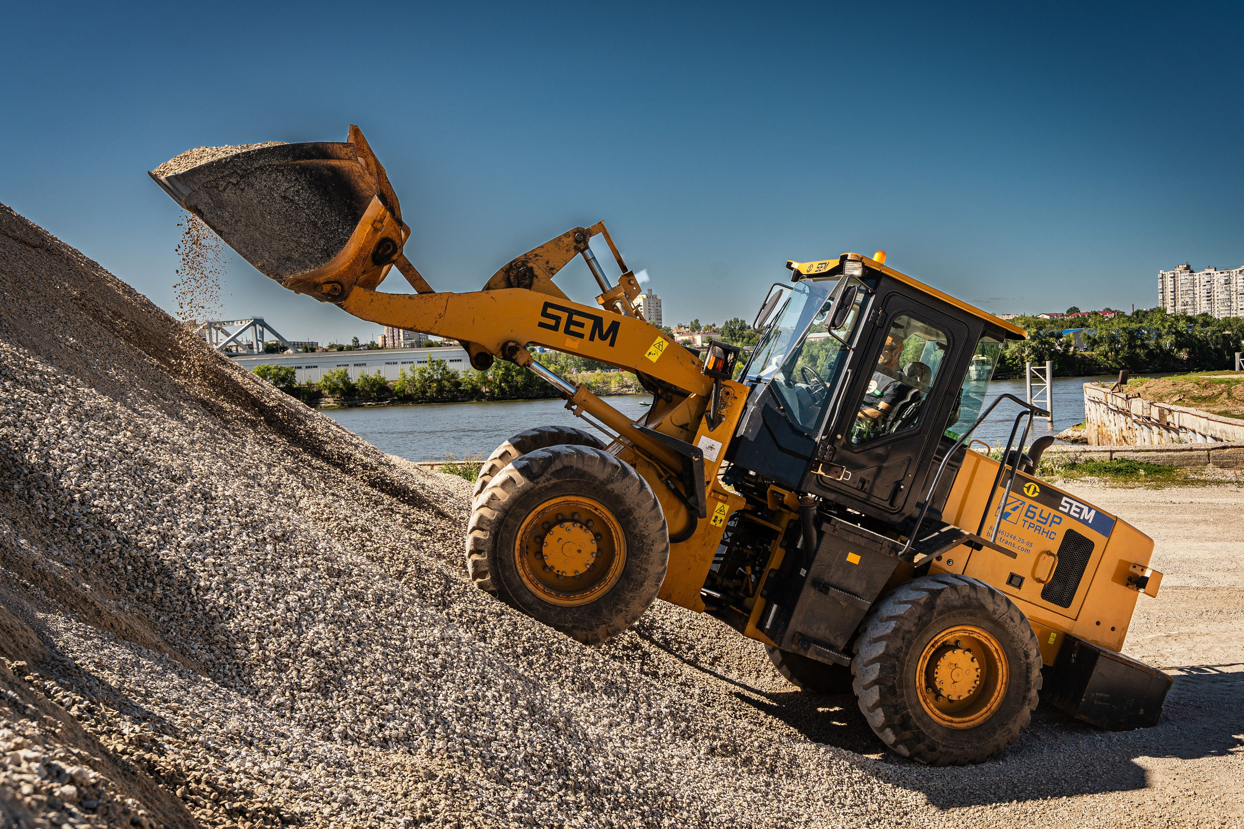 Мощный погрузчик за работой в карьере