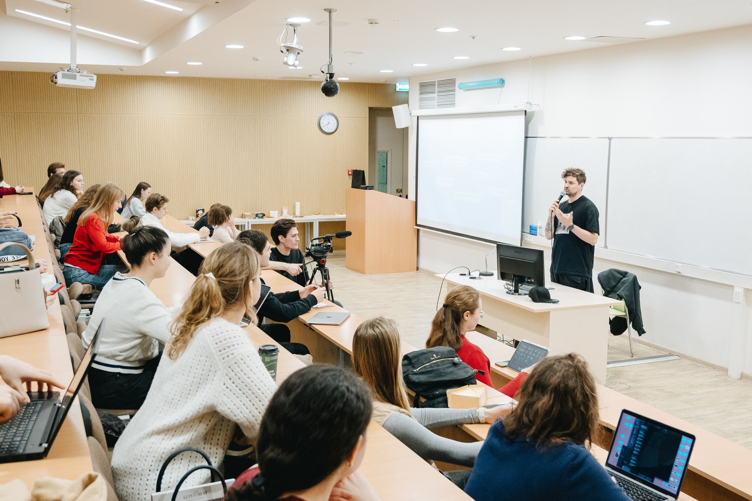 Встреча с Олегом Титовым, креативным продюсером Medium Quality. Даниил Сергеев: репортажный фотограф