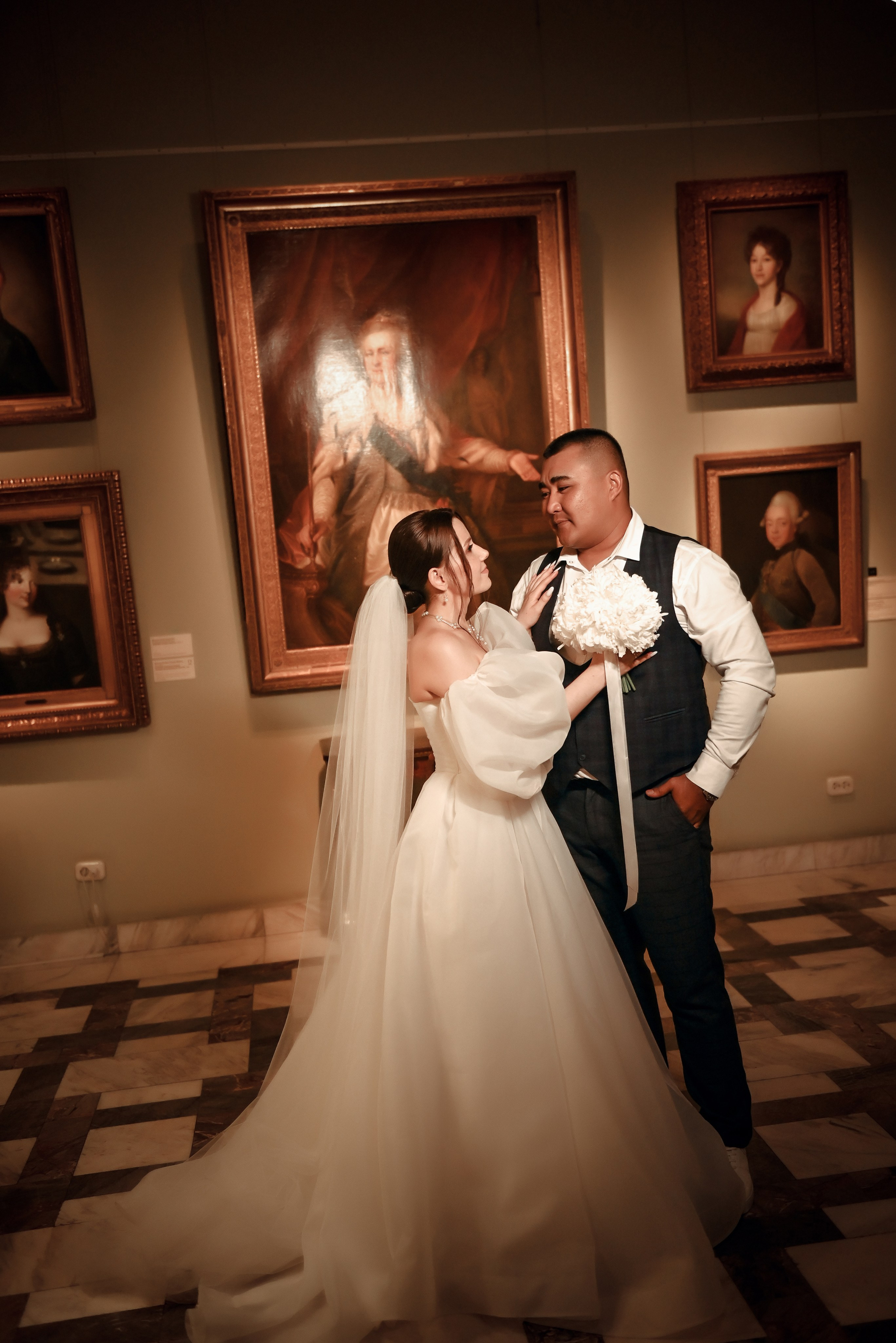 Небольшая свадебная серия в музее и прогулкой под дождем Эльмиры и Ризата. Свадебный, семейный, детский, контент фотограф в Омске Максим Ильин