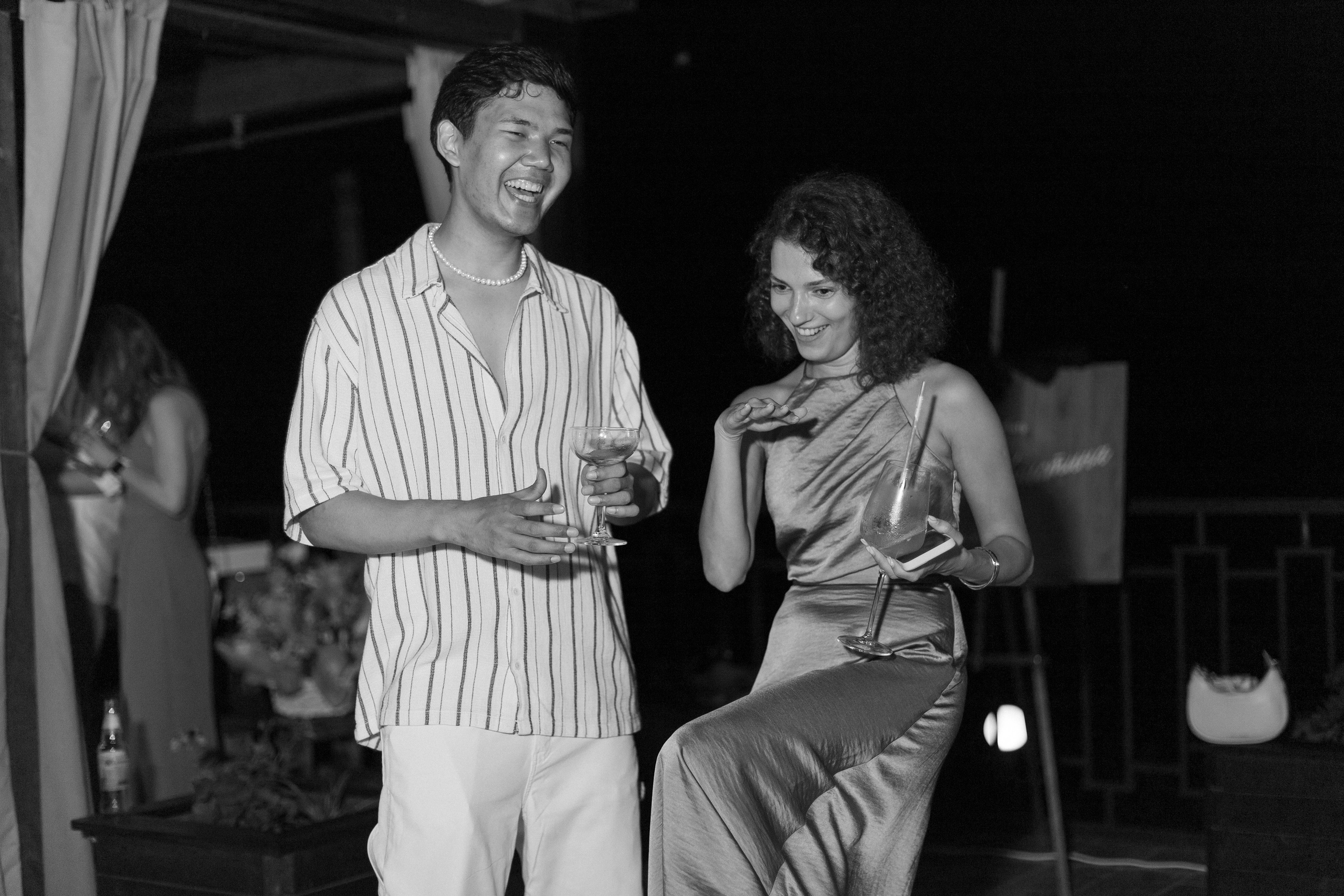 Фотосессия вечеринки у бассейна с видом на горы. Свадебный, репортажный и портретный фотограф Сочи, Краснодар. Александра Зайцева