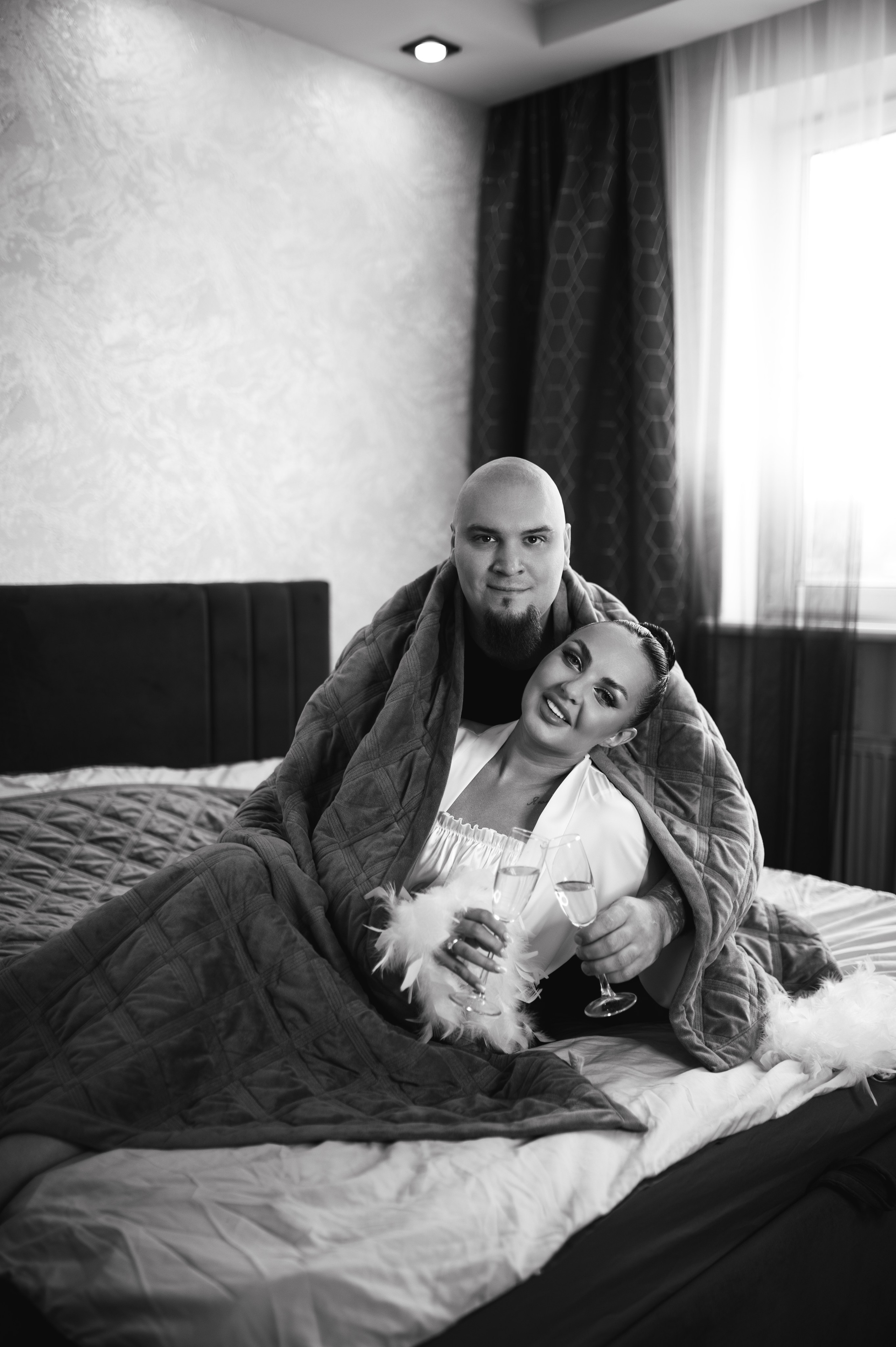 Утро жениха и невесты. Молодожены валятся на кровати дома.