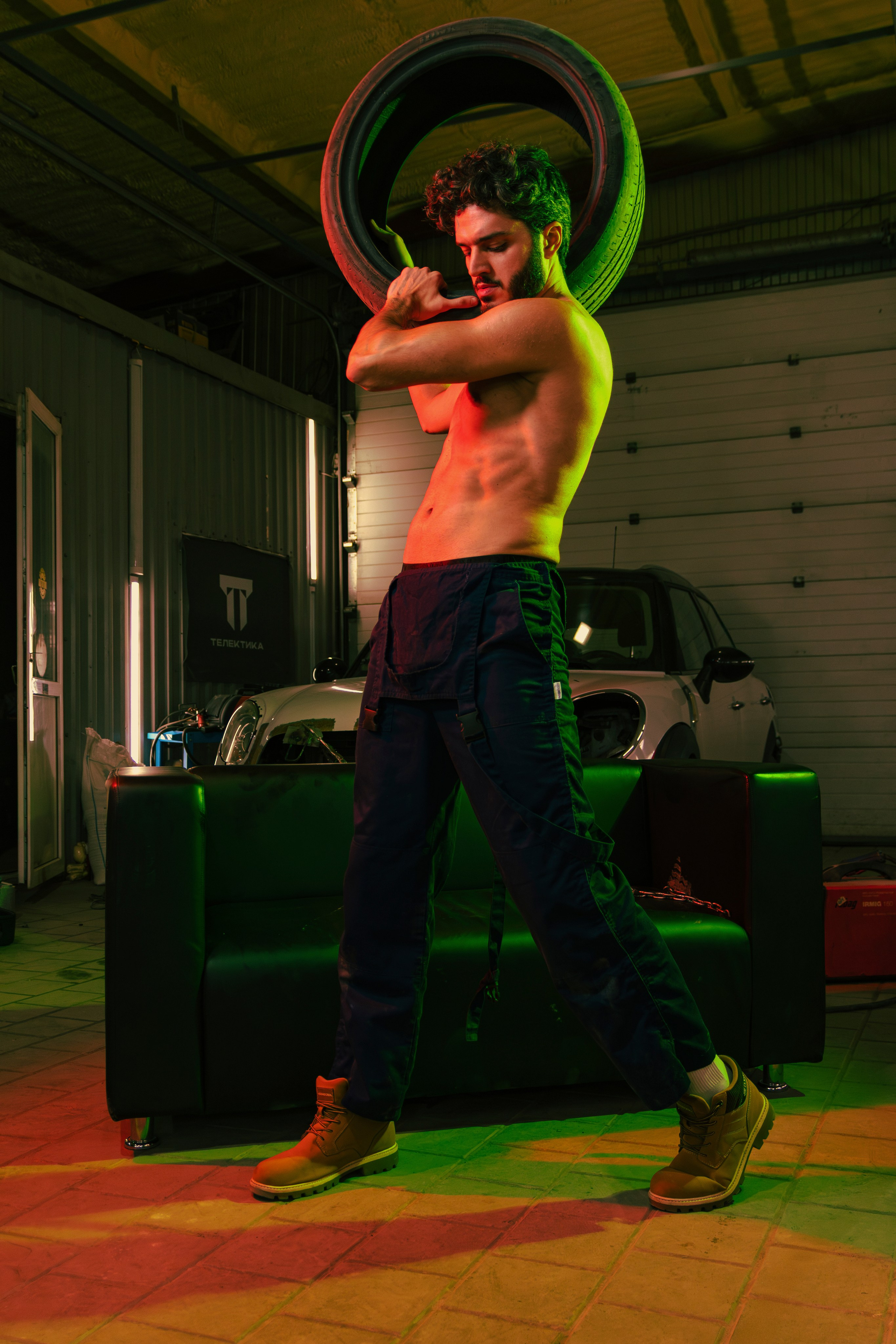 Эффектная фотосессия мужского стриптиза в автосервисе Ростова-на-Дону. Группа Sextasy в креативных образах для незабываемых кадров.