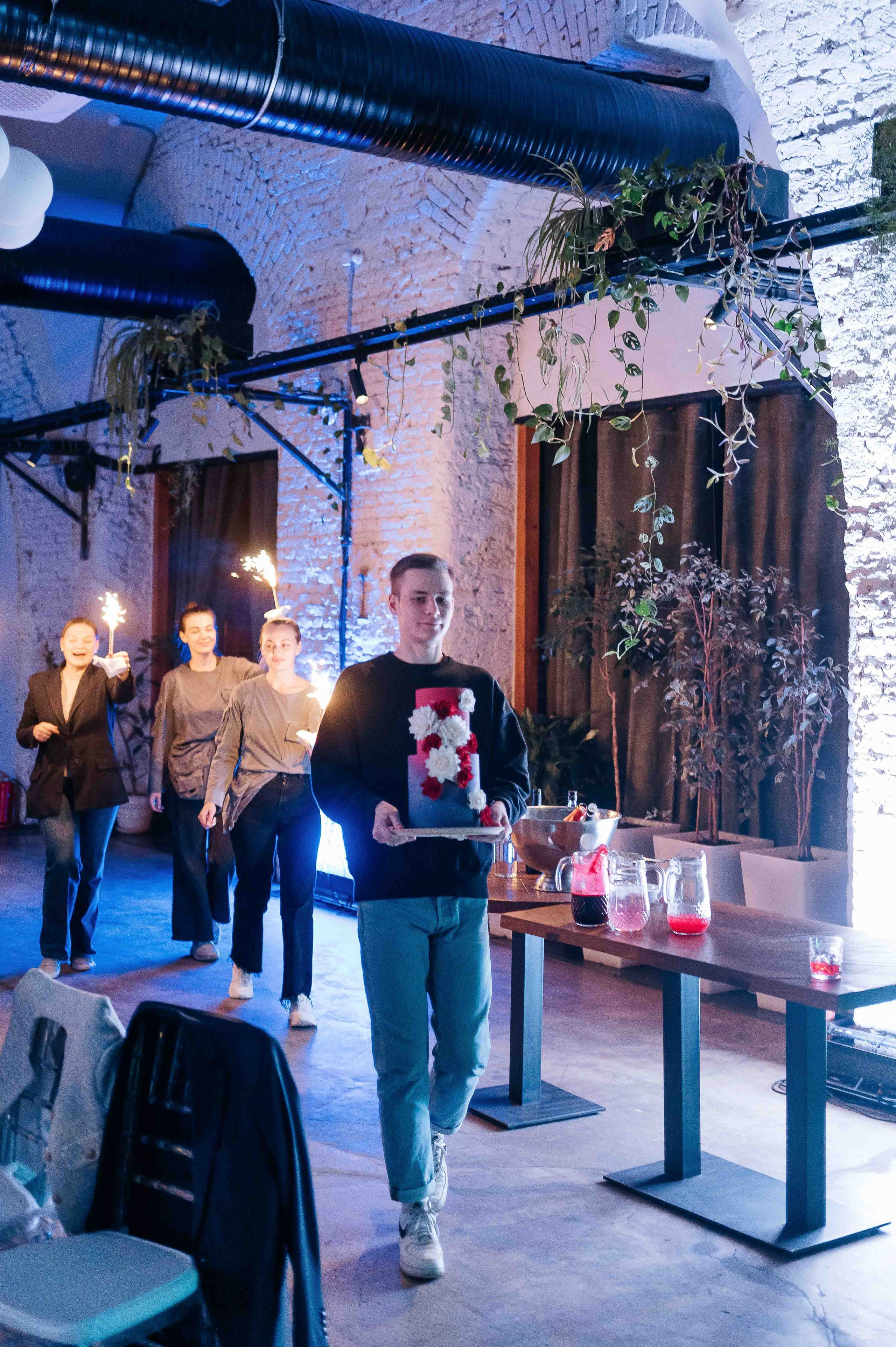 Утро невесты в гостинице. Свадебный и семейный фотограф в Котласе Никита Попов