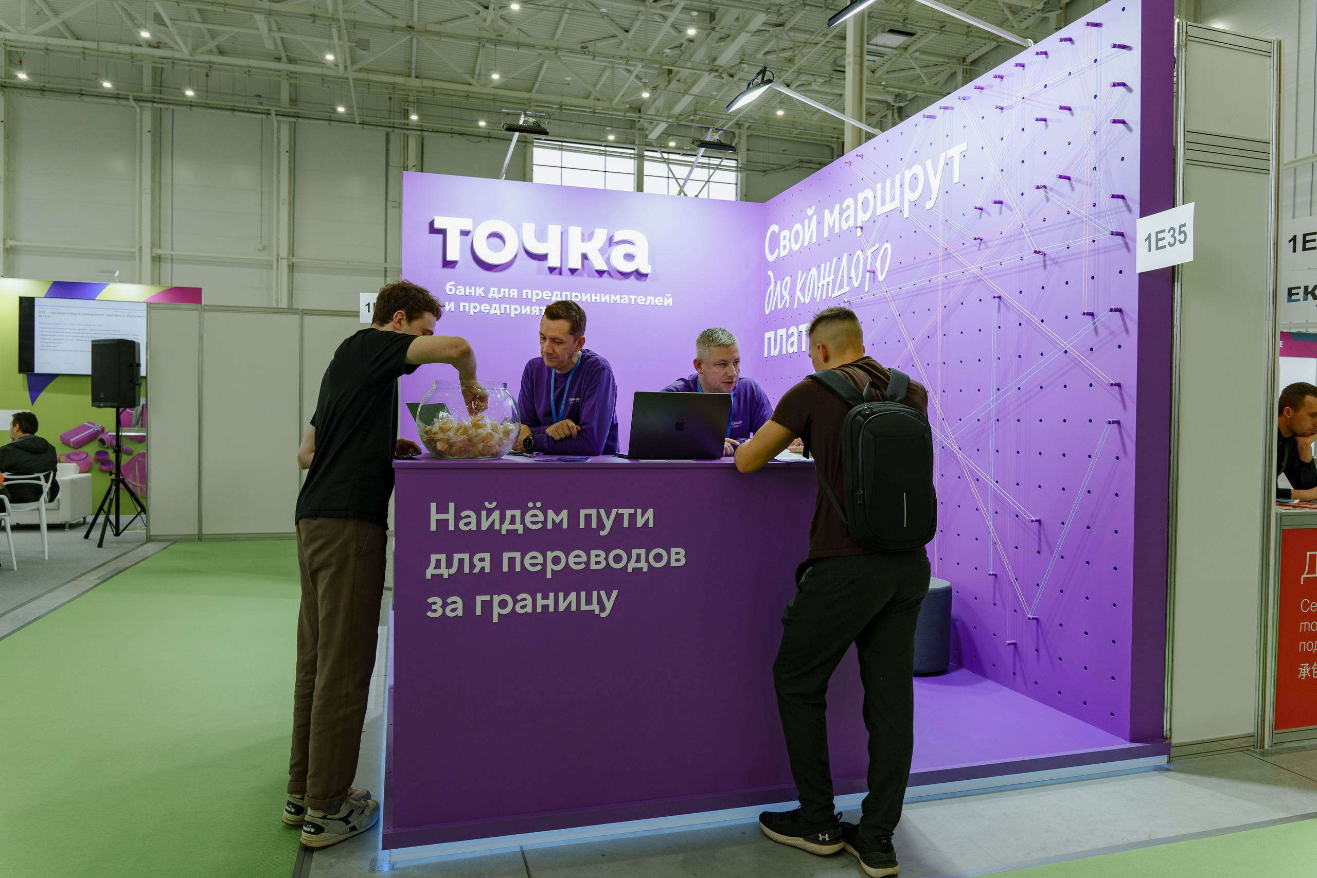 Стенд банка ТОЧКА. Фотограф в Москве и России