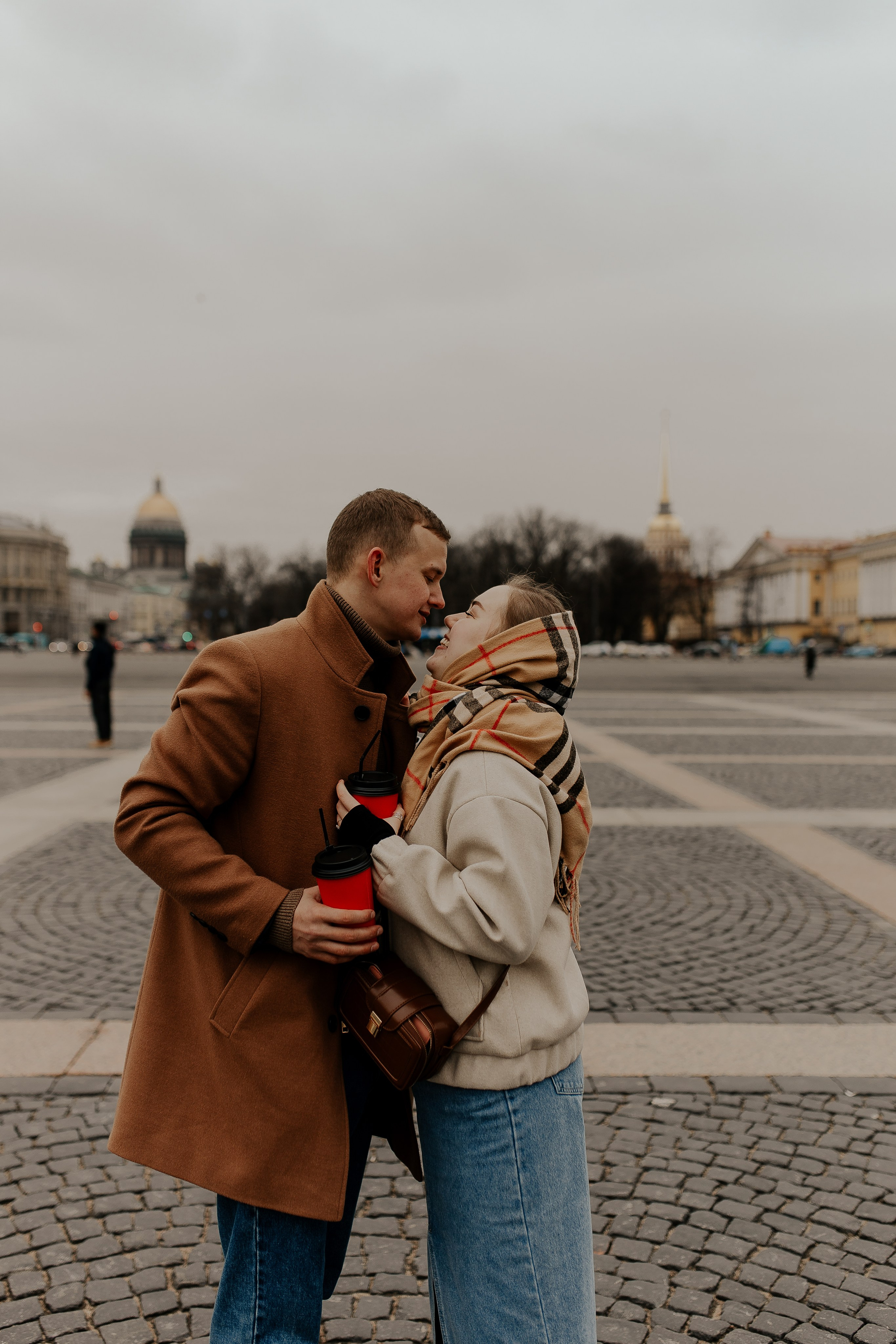 Пара гуляет по Петербургу. Фотограф в Санкт-Петербурге Лиза Семченкова