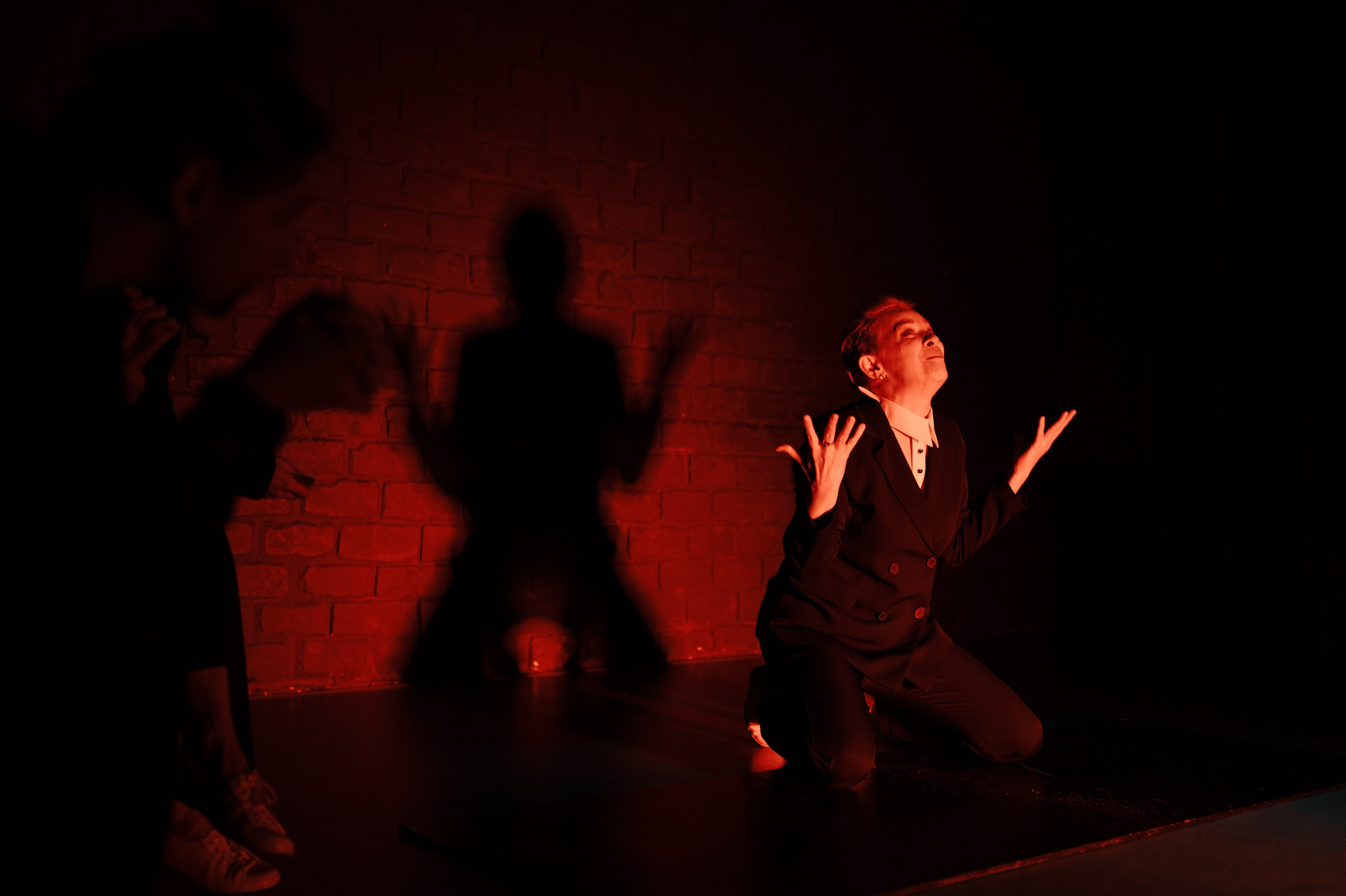 Спектакль «ЧЕЛОВЕЧКИ». Арт-пространство «Свои». Профессиональная фотосессия в Краснодаре | Фотограф Денис Труфанов