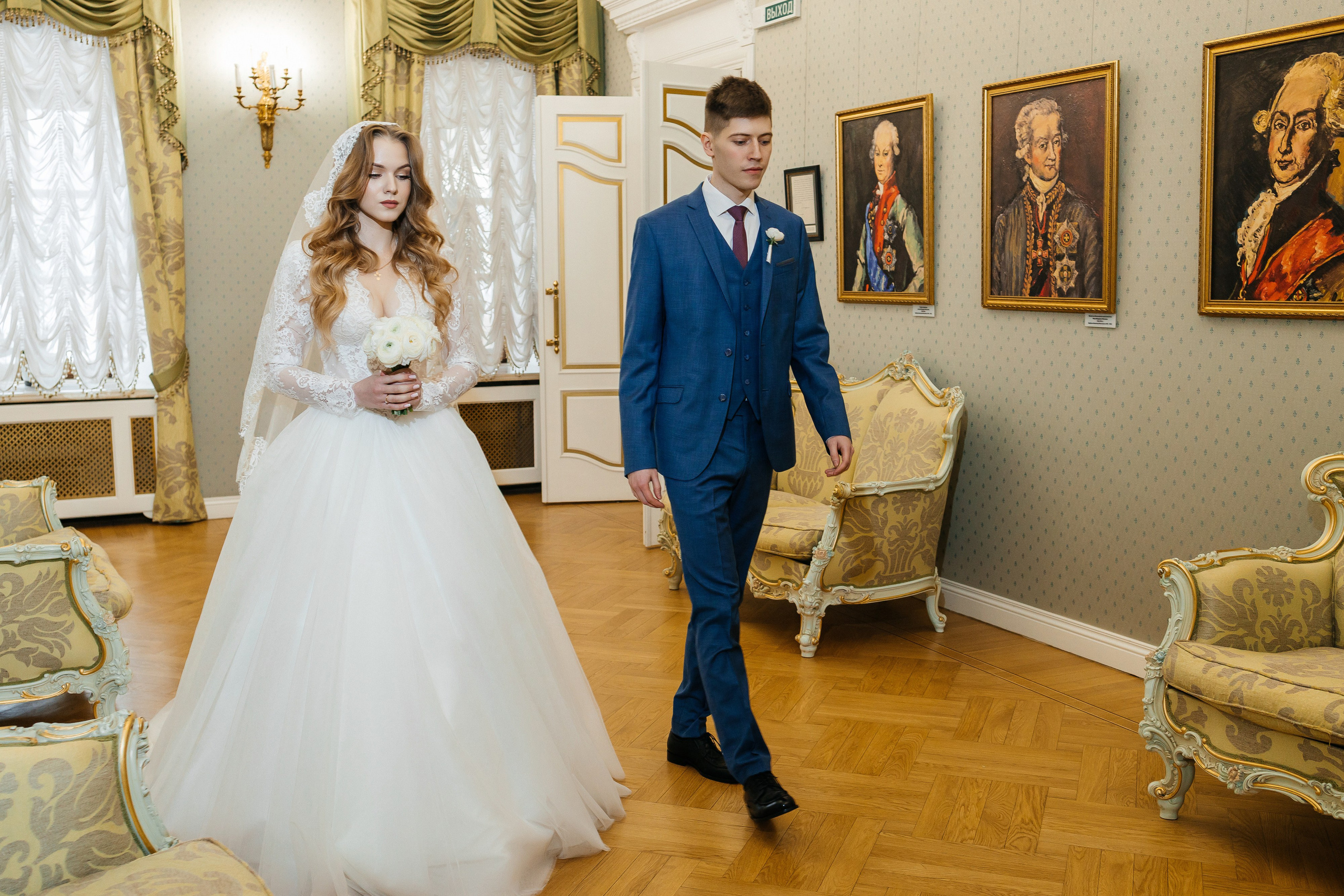 Роскошное утро пары в номере отеля. Олег Сверчков | Свадебный фотограф Вологда