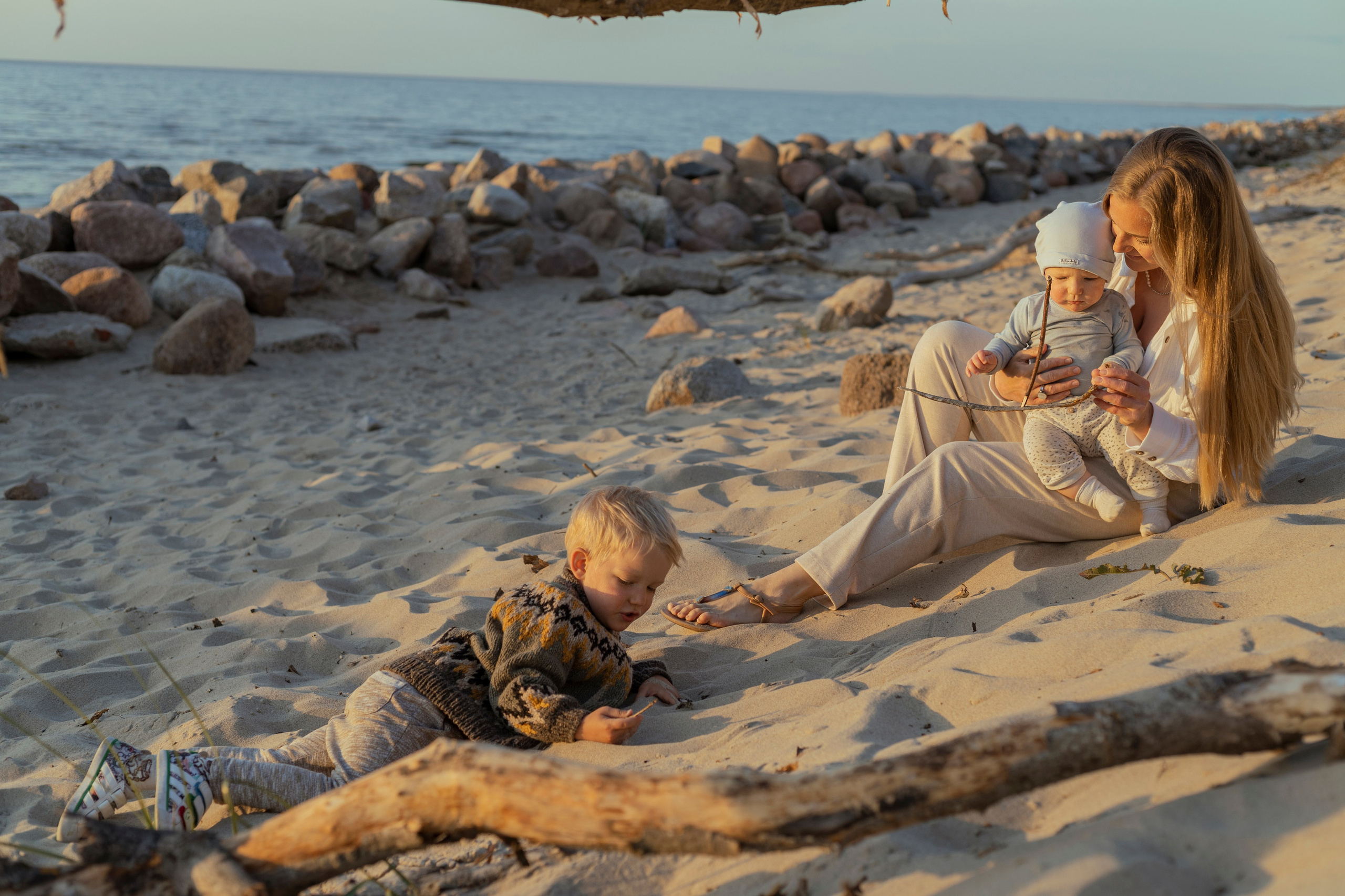 Семья на море в золотой час. Фотограф Анастасия Горлач в Калининграде