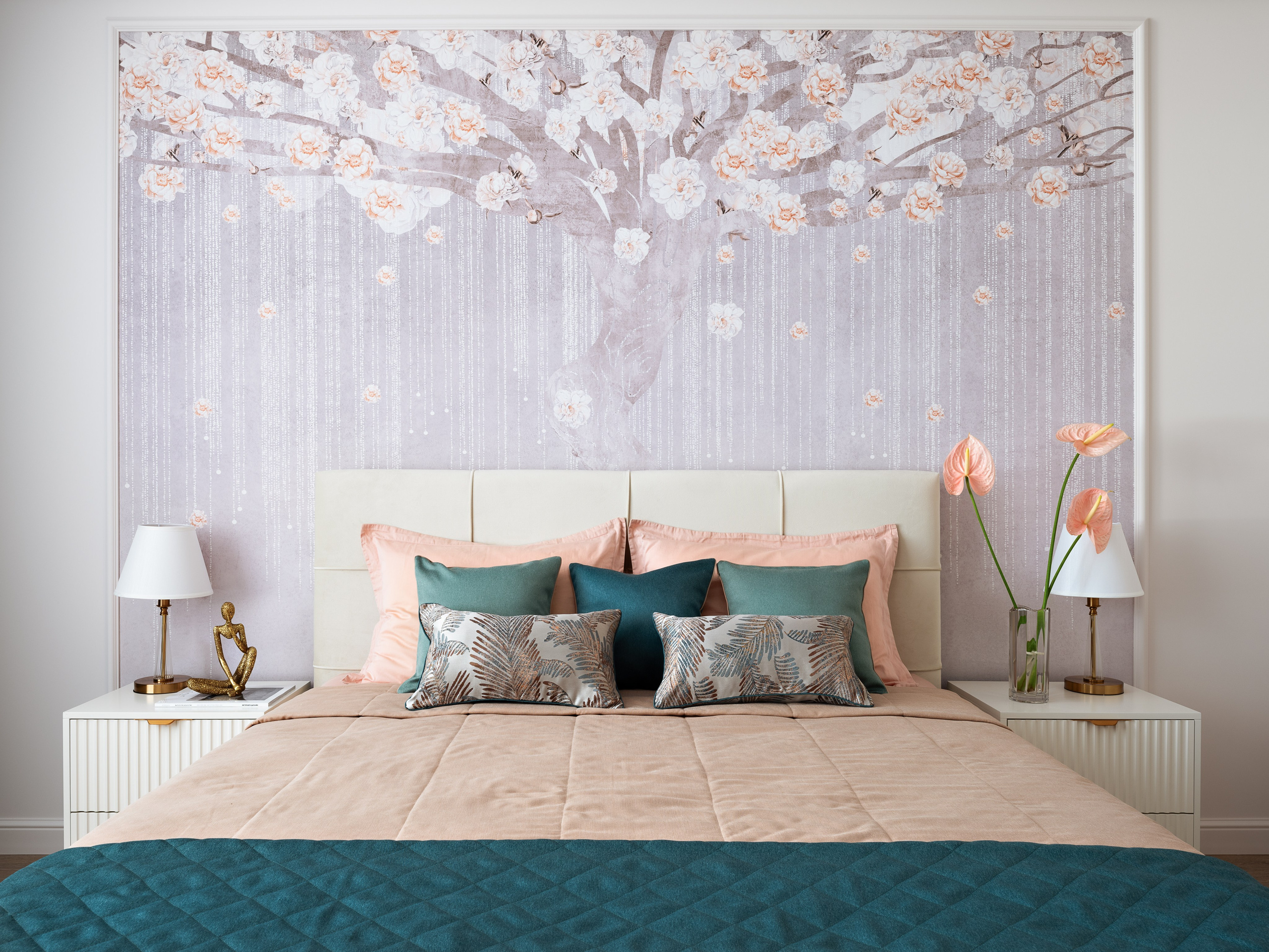 Просторная спальня с гармоничной цветовой палитрой, бежевым текстилем и бирюзовыми акцентами на подушках и покрывале, дополненная симметричными прикроватными тумбами и настольными лампами. Авторский интерьер Натальи Бунеевой стилизован Натальей Якушевой, фото — Сергей Денисенко.