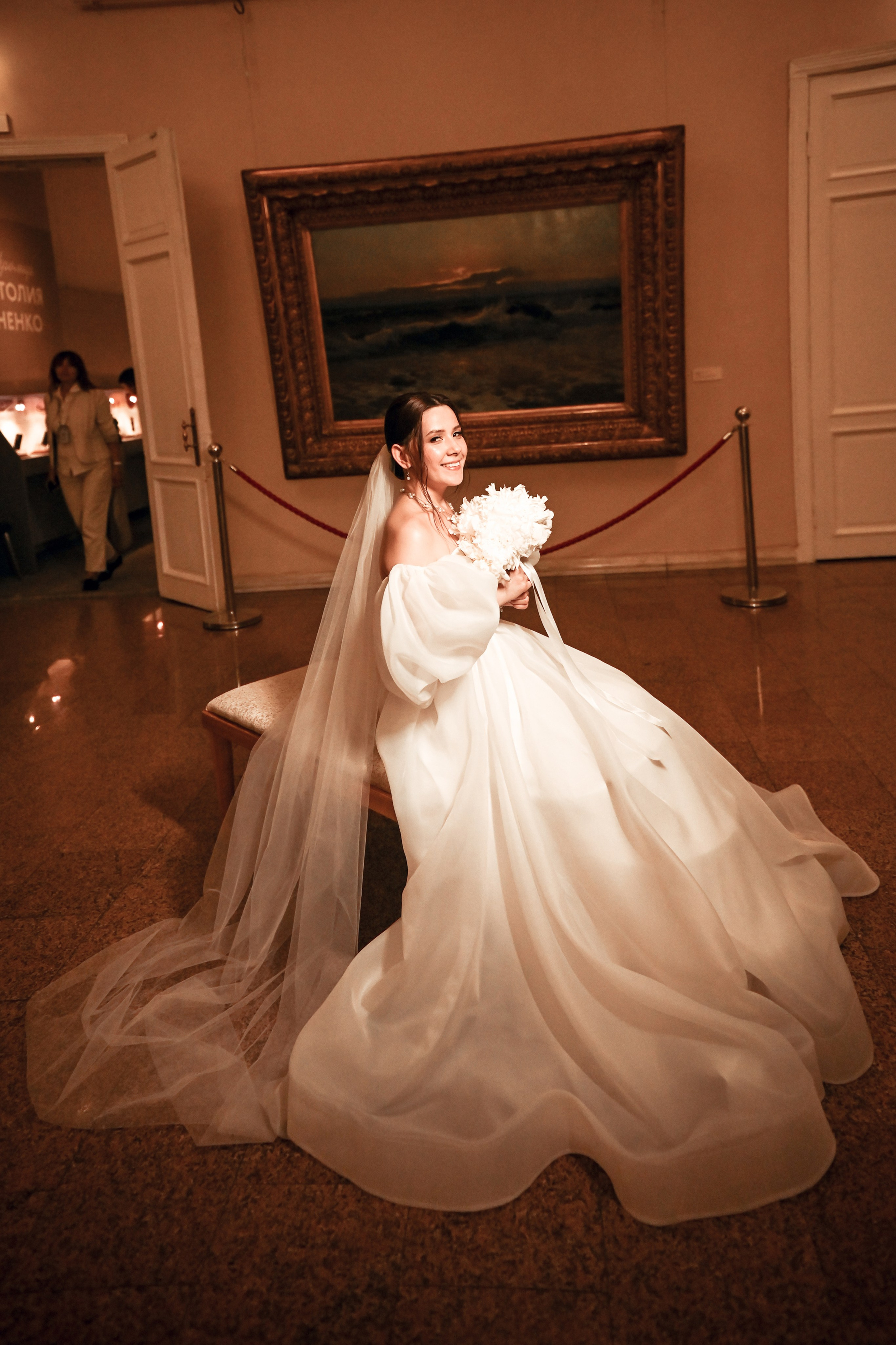 Небольшая свадебная серия в музее и прогулкой под дождем Эльмиры и Ризата. Свадебный, семейный, детский, контент фотограф в Омске Максим Ильин