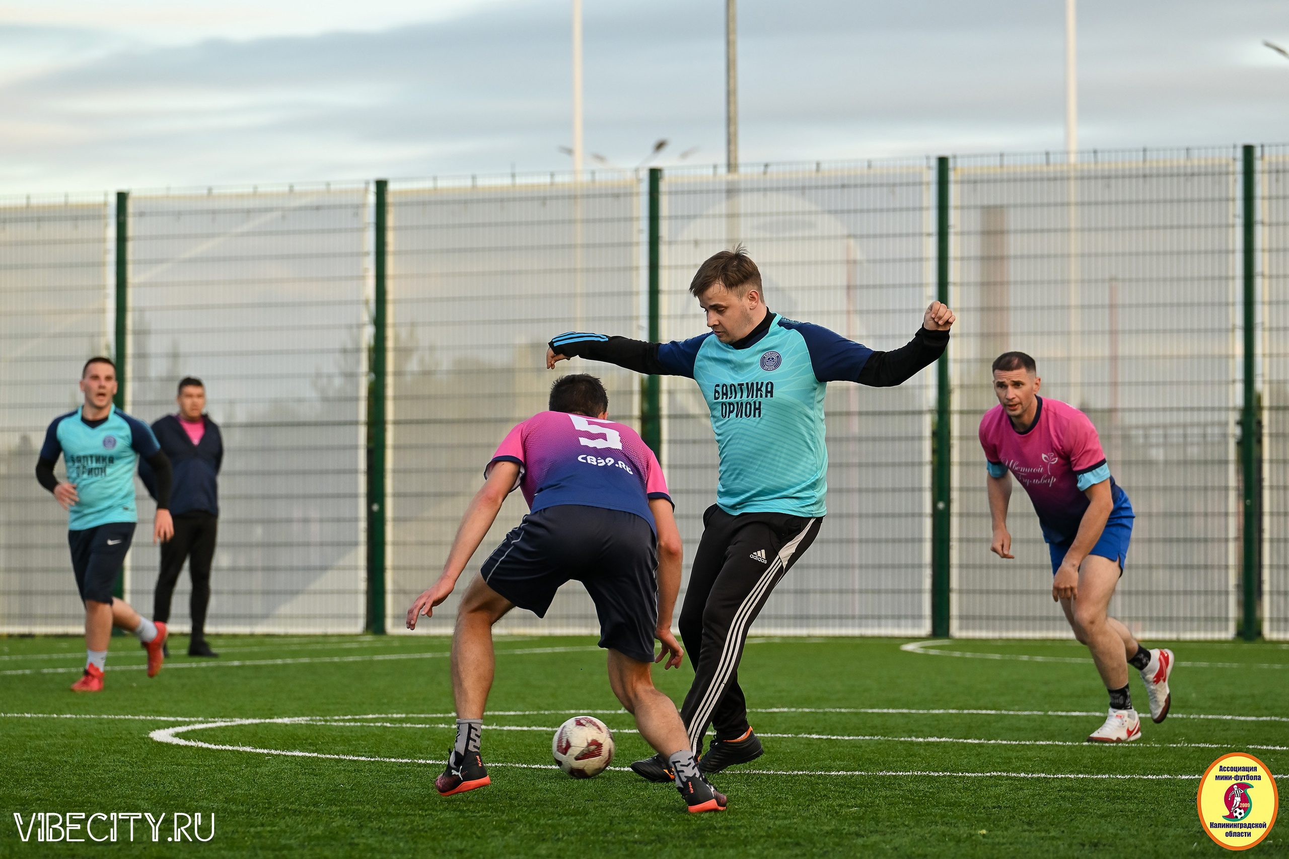 ИГРЫ МИНИ-ФУТБОЛЬНОЙ И КОРПОРАТИВНОЙ ЛИГИ. VIBECITY.RU Вайб Сити Ру Фоторепортажи Фотоотчеты Калининград