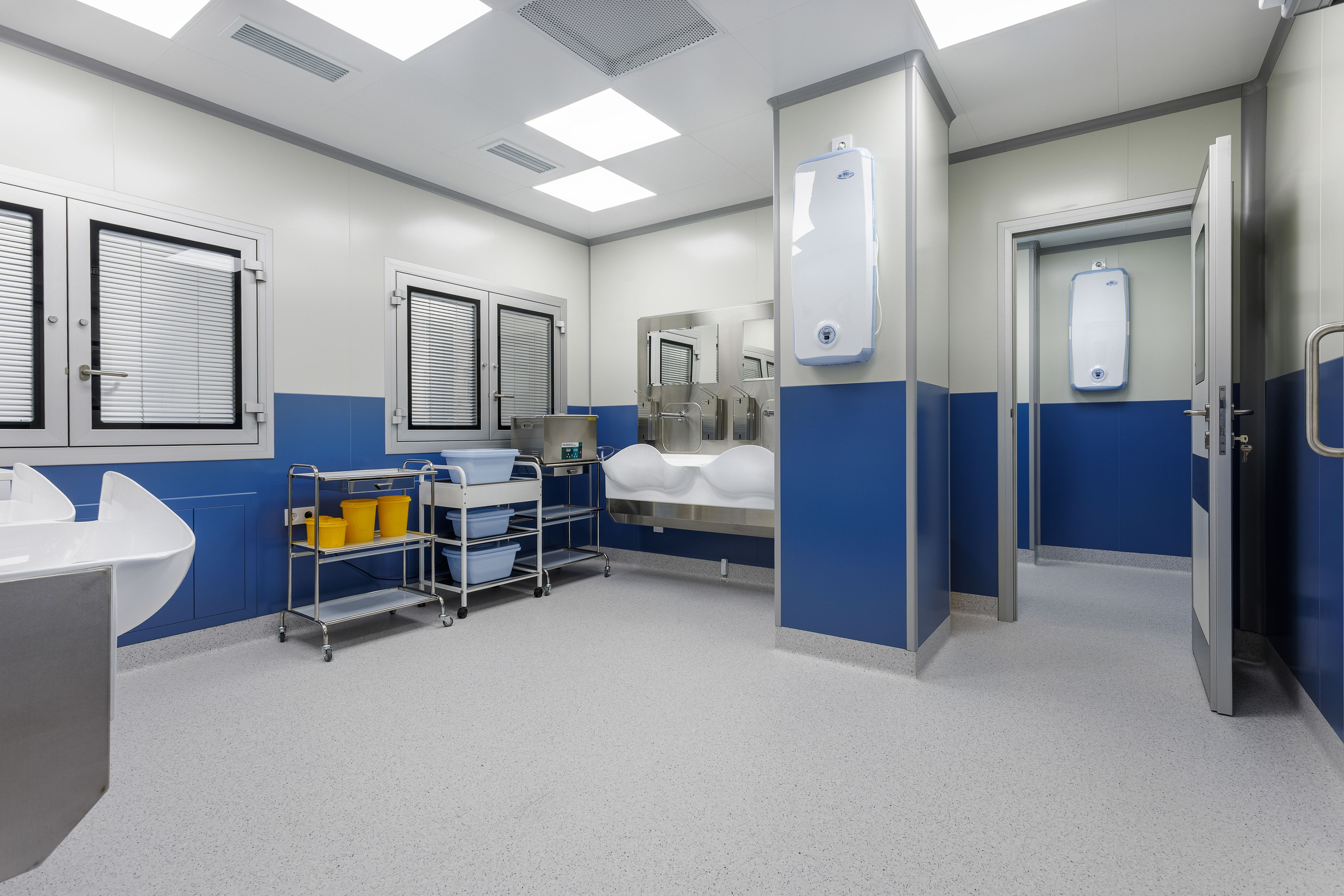 Профессиональная фотосъемка — это необходимый шаг для любого медицинского центра, стремящегося к росту и развитию. Она не только украсит ваши ресурсы, но и станет мощным двигателем для привлечения новых пациентов, укрепления доверия и создания сильного, узнаваемого бренда. Рекомендую обсудить детали с опытным фотографом, специализирующимся на интерьерной и портретной съемке.