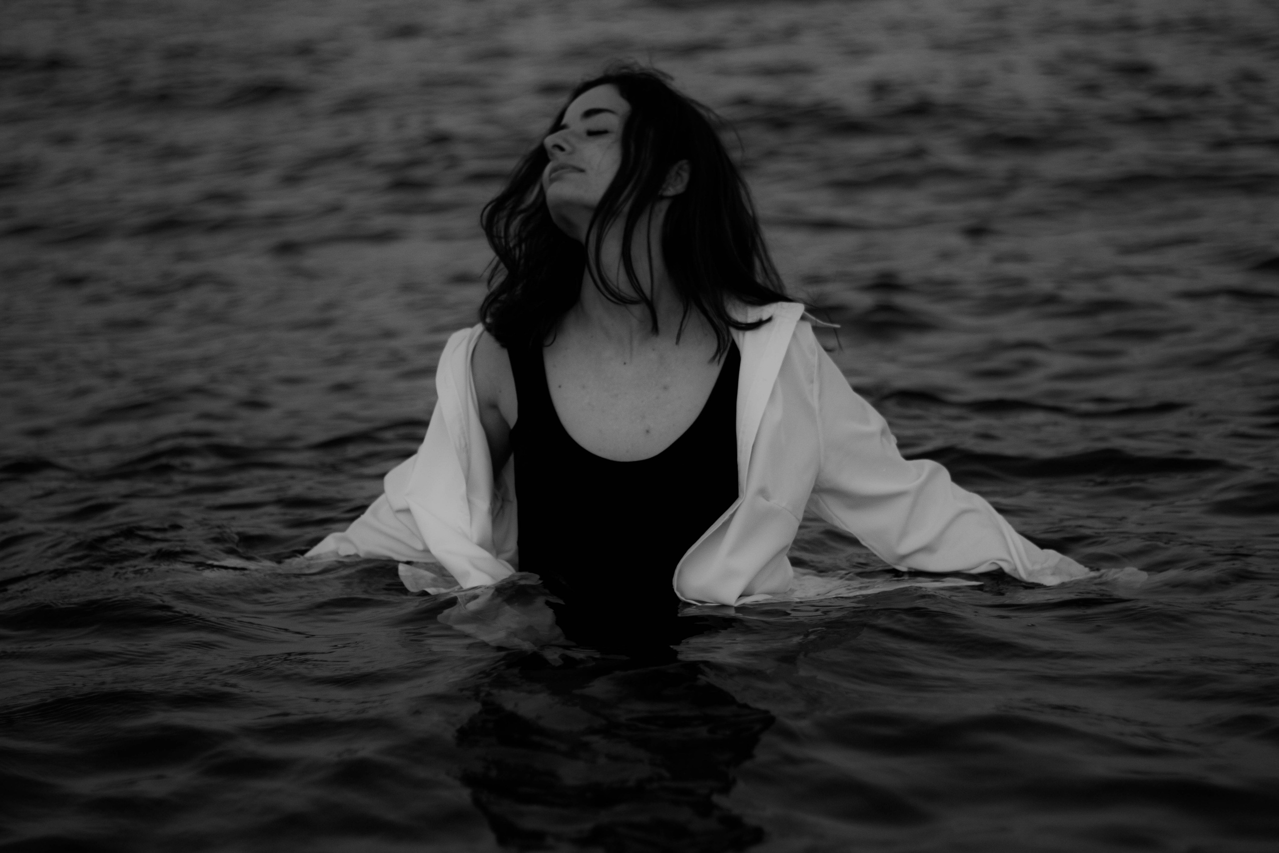 «Невесомость волн: девушка и море». Уличный фотограф Города N